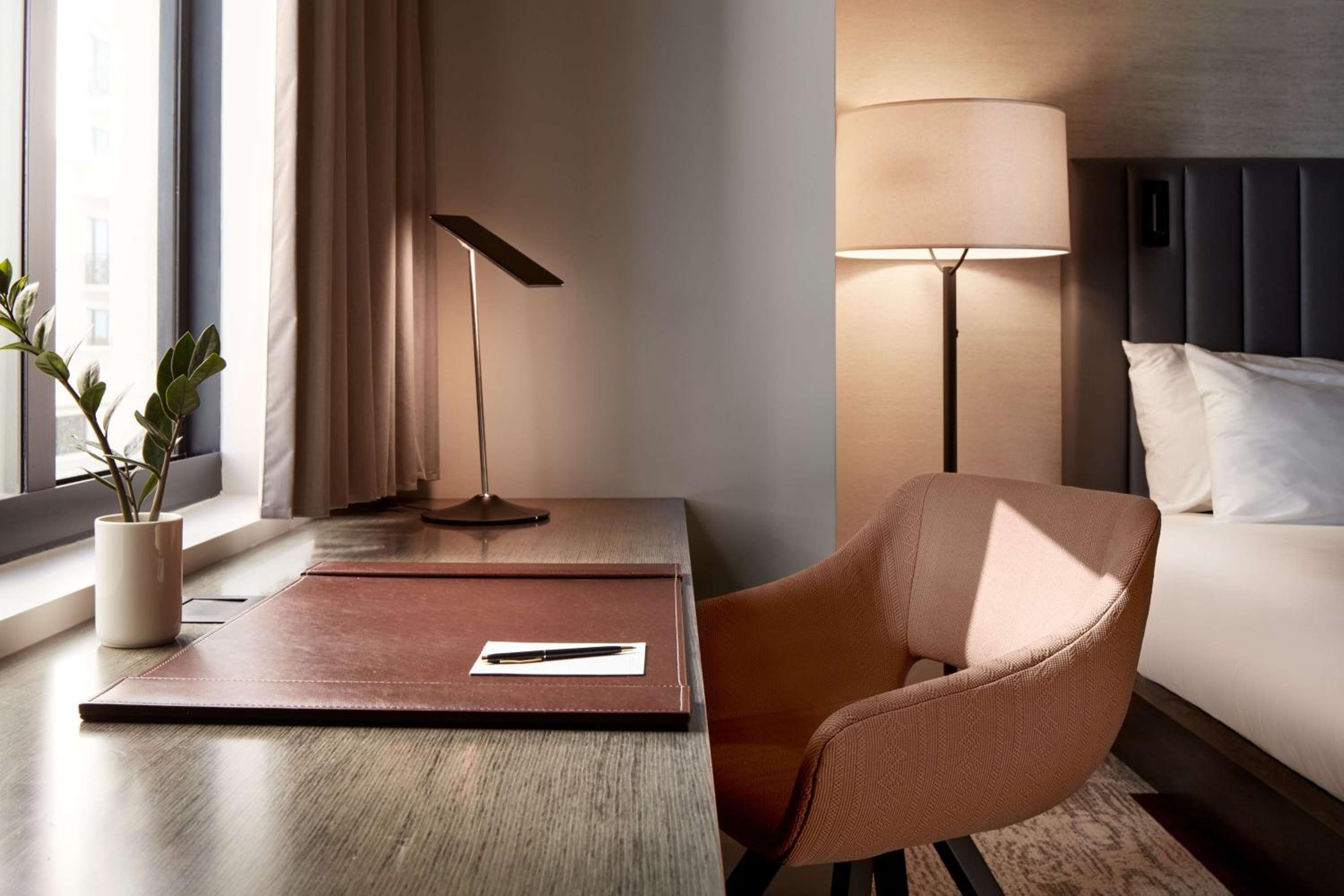 King Junior Suite - City View photo 3