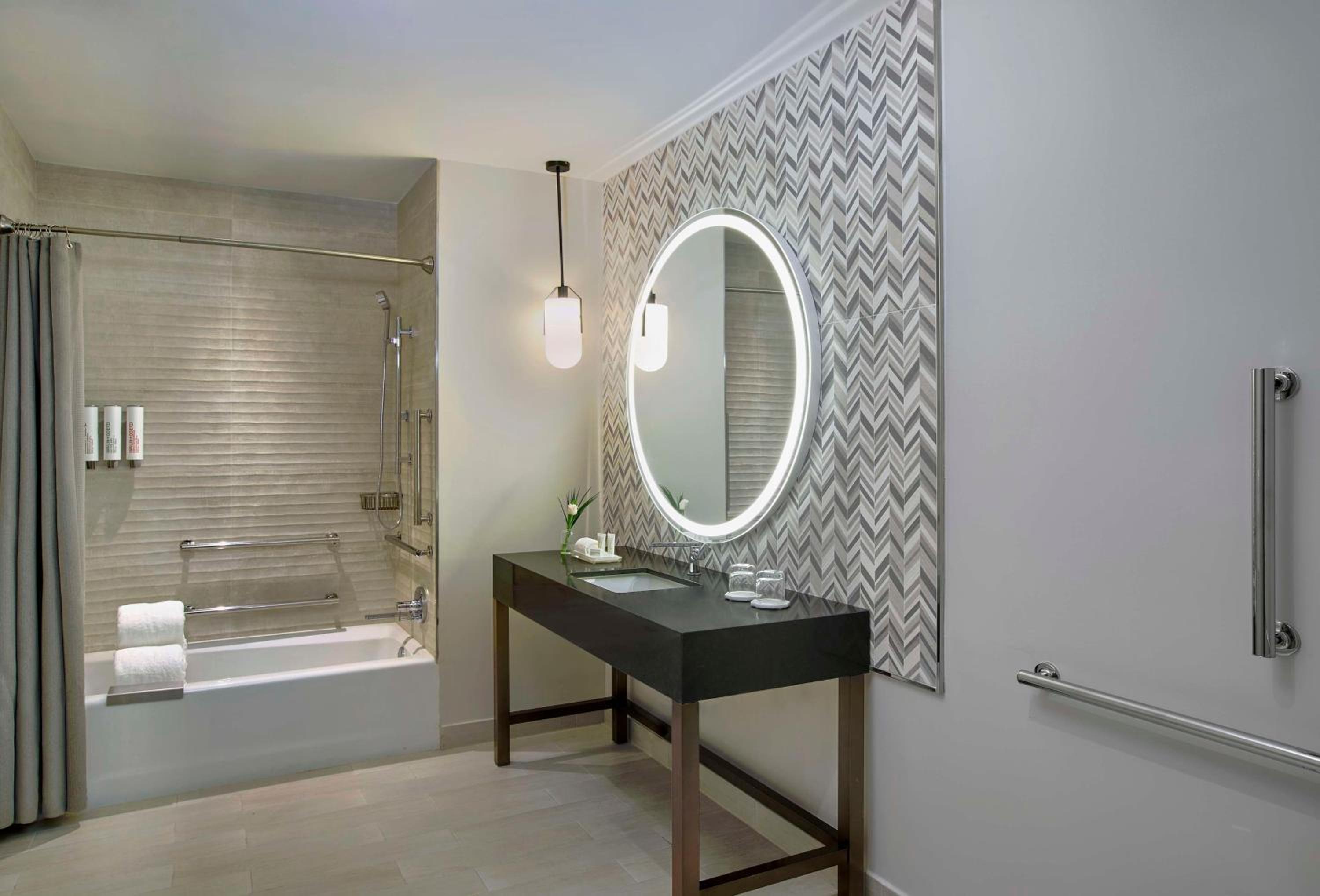 King Room with Accessible Tub - Mobility Access photo 2