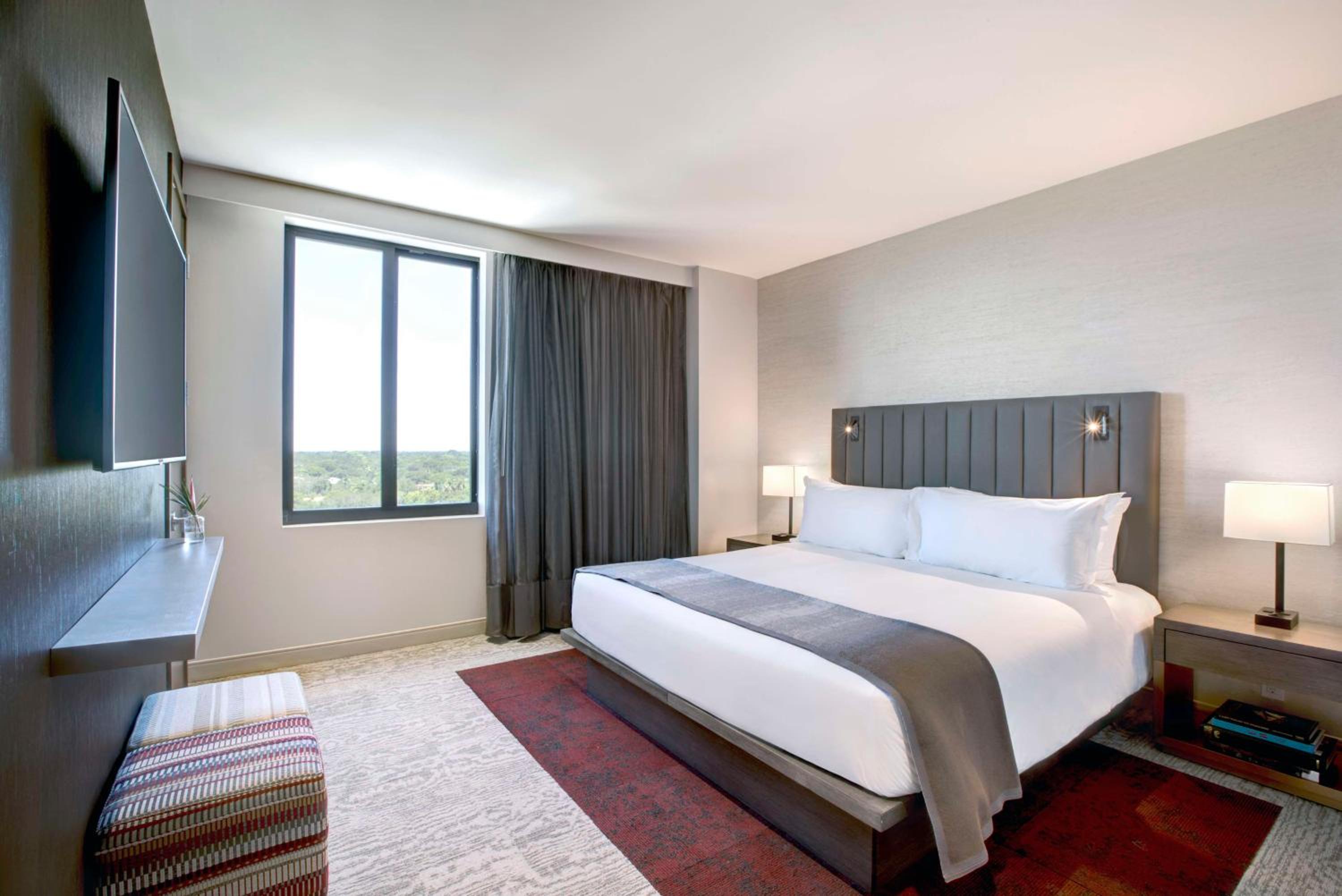 Two-Room Parlor Suite with One King Bed photo 2