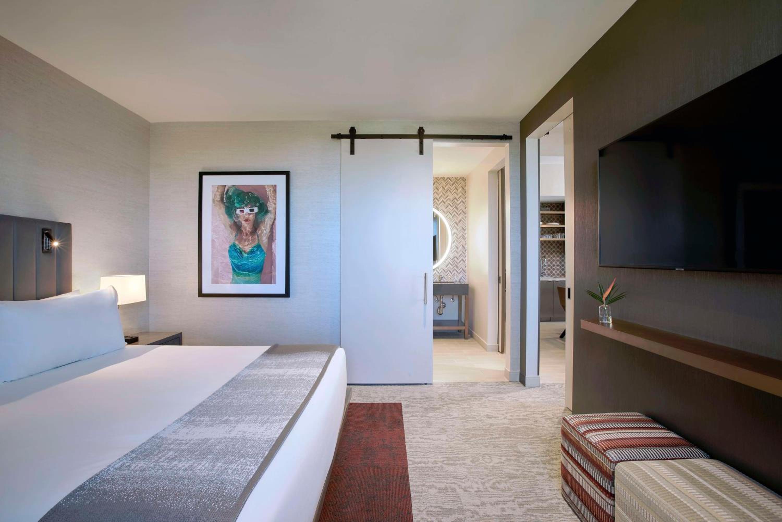 Two-Room Parlor Suite with One King Bed photo 2