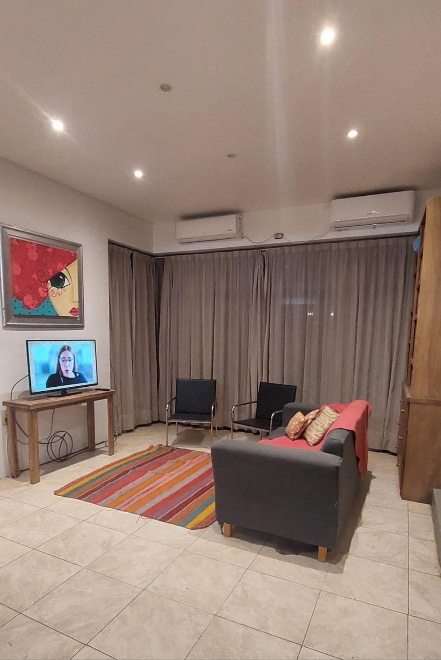 Six-Bedroom House photo 1