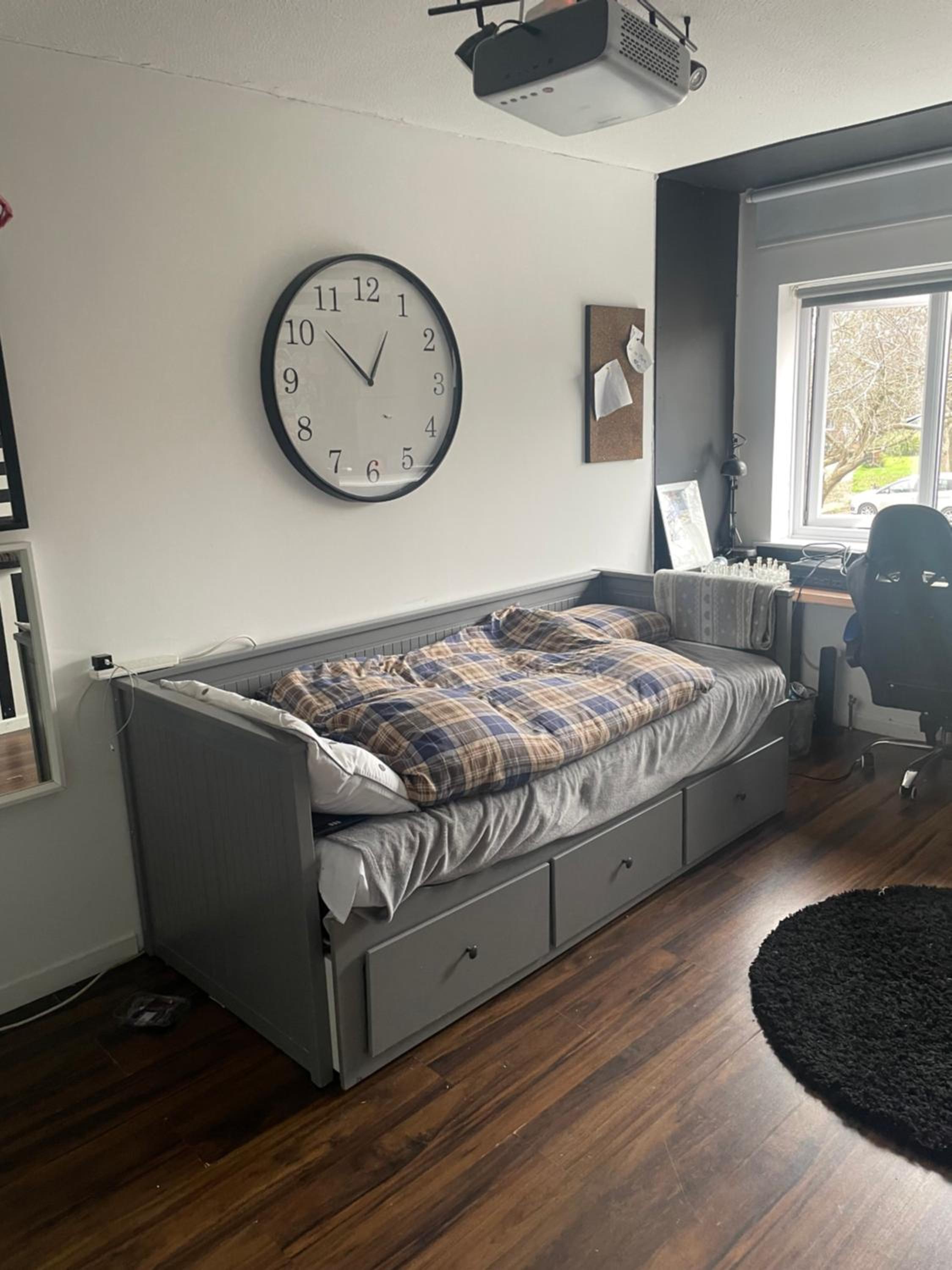 One-Bedroom Apartment photo 1