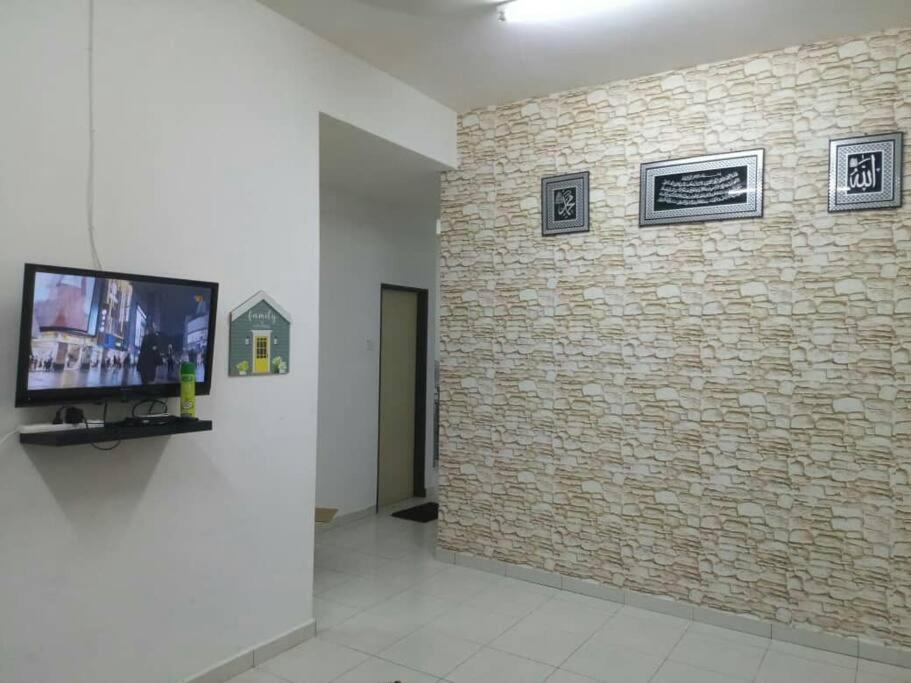 Three-Bedroom House photo 2
