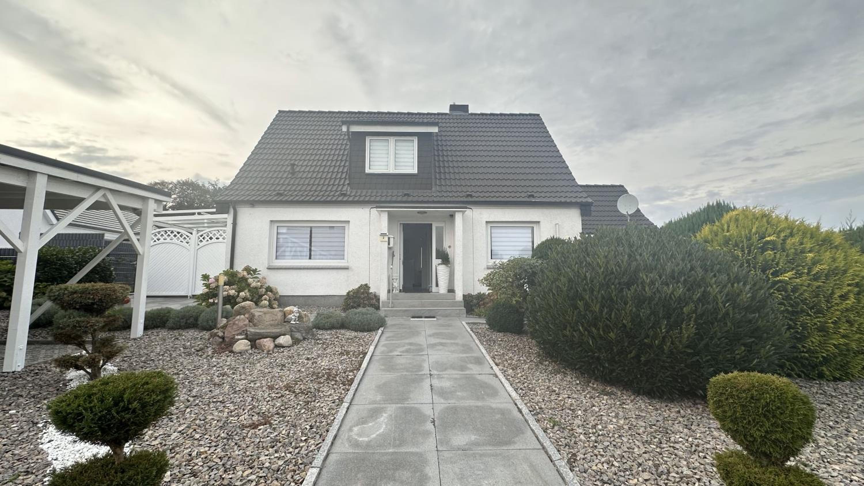 Four-Bedroom House photo 3