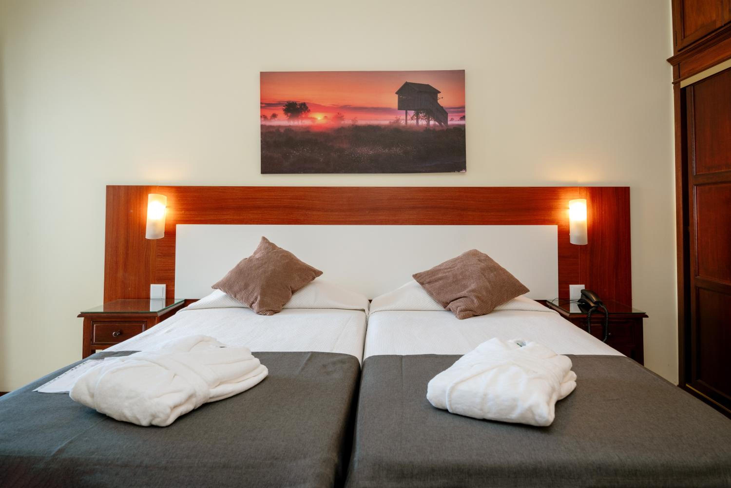 Standard Twin Room - Photo 11