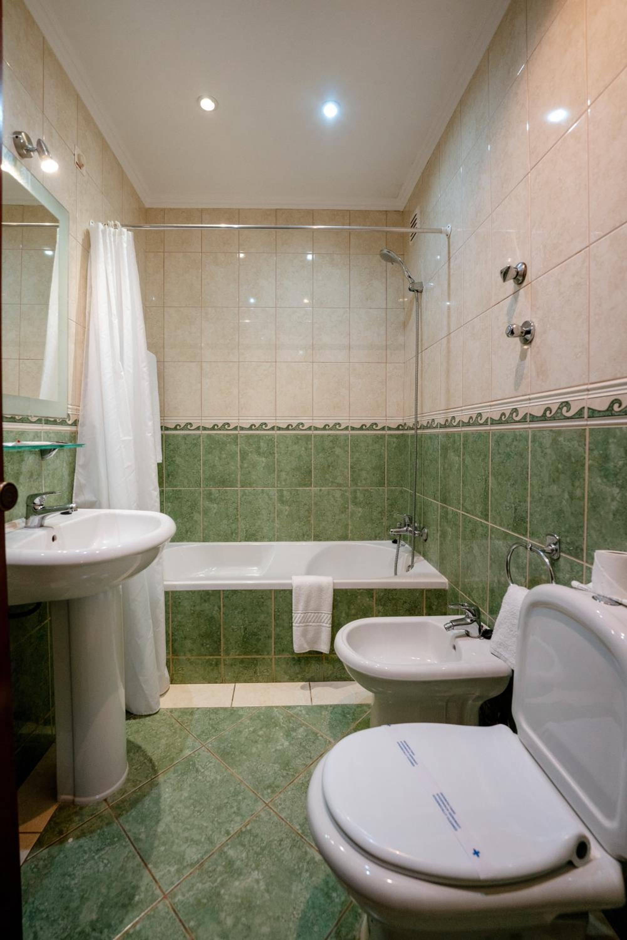 Standard Twin Room - Photo 9