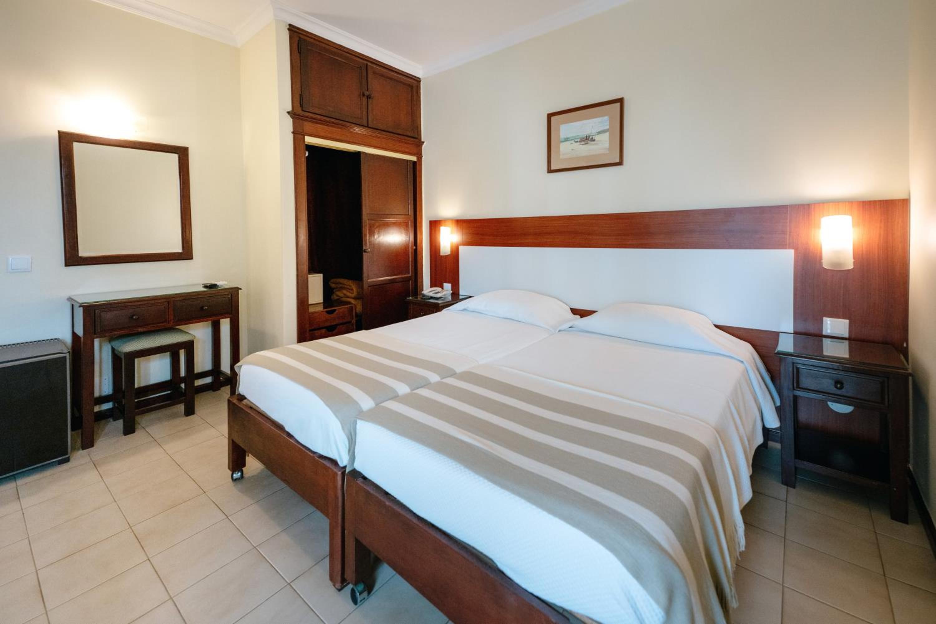 Standard Twin Room - Photo 8