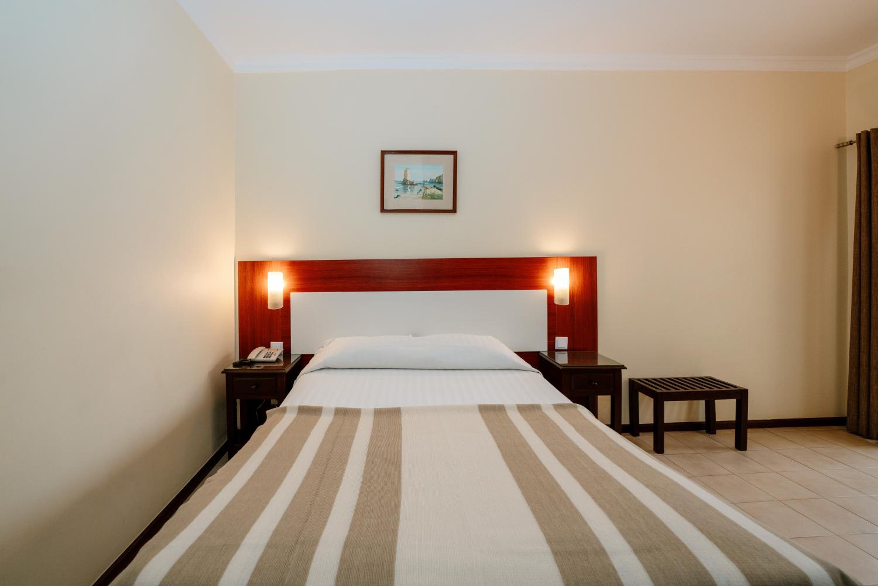 Standard Twin Room - Photo 7