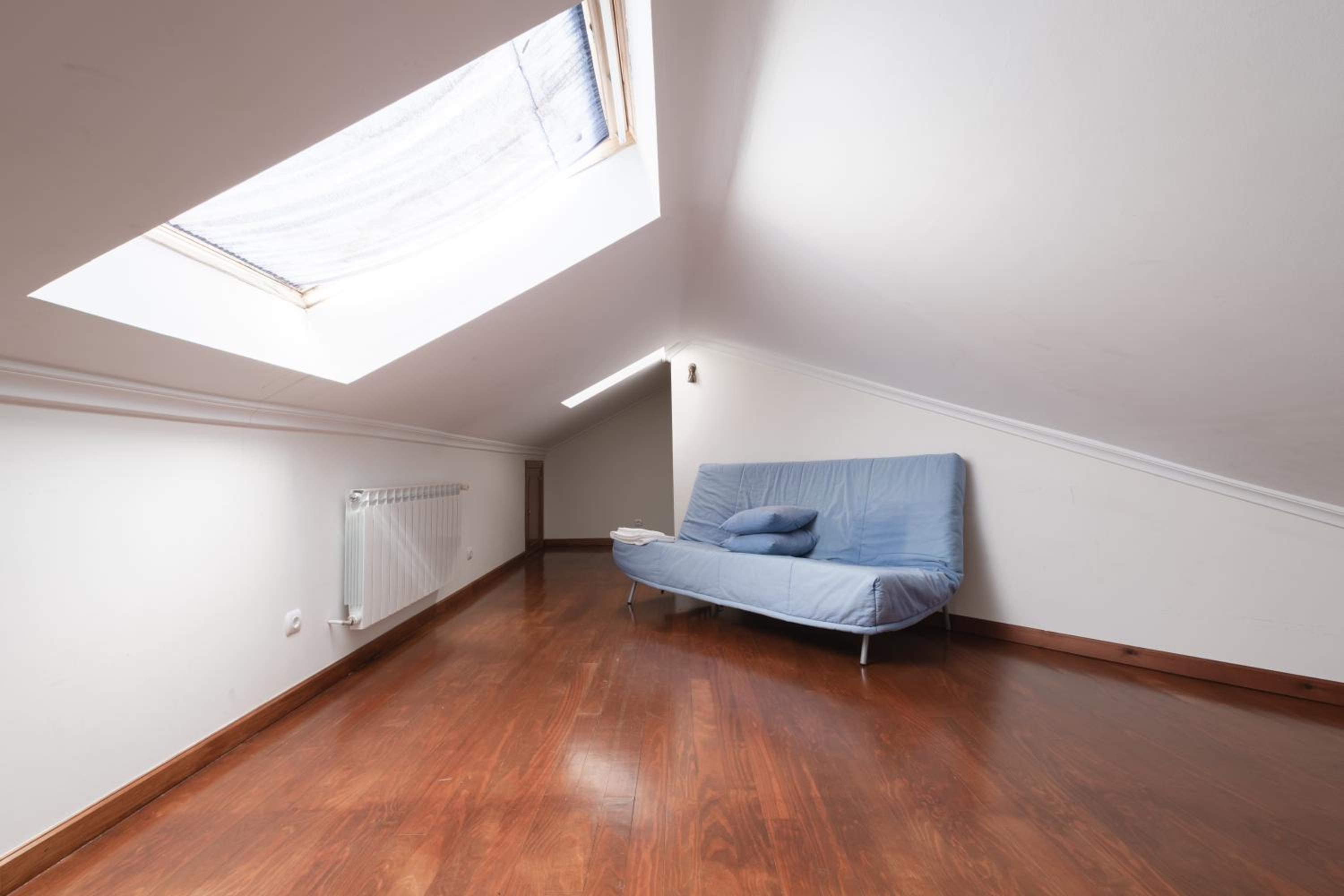 Five-Bedroom House photo 1