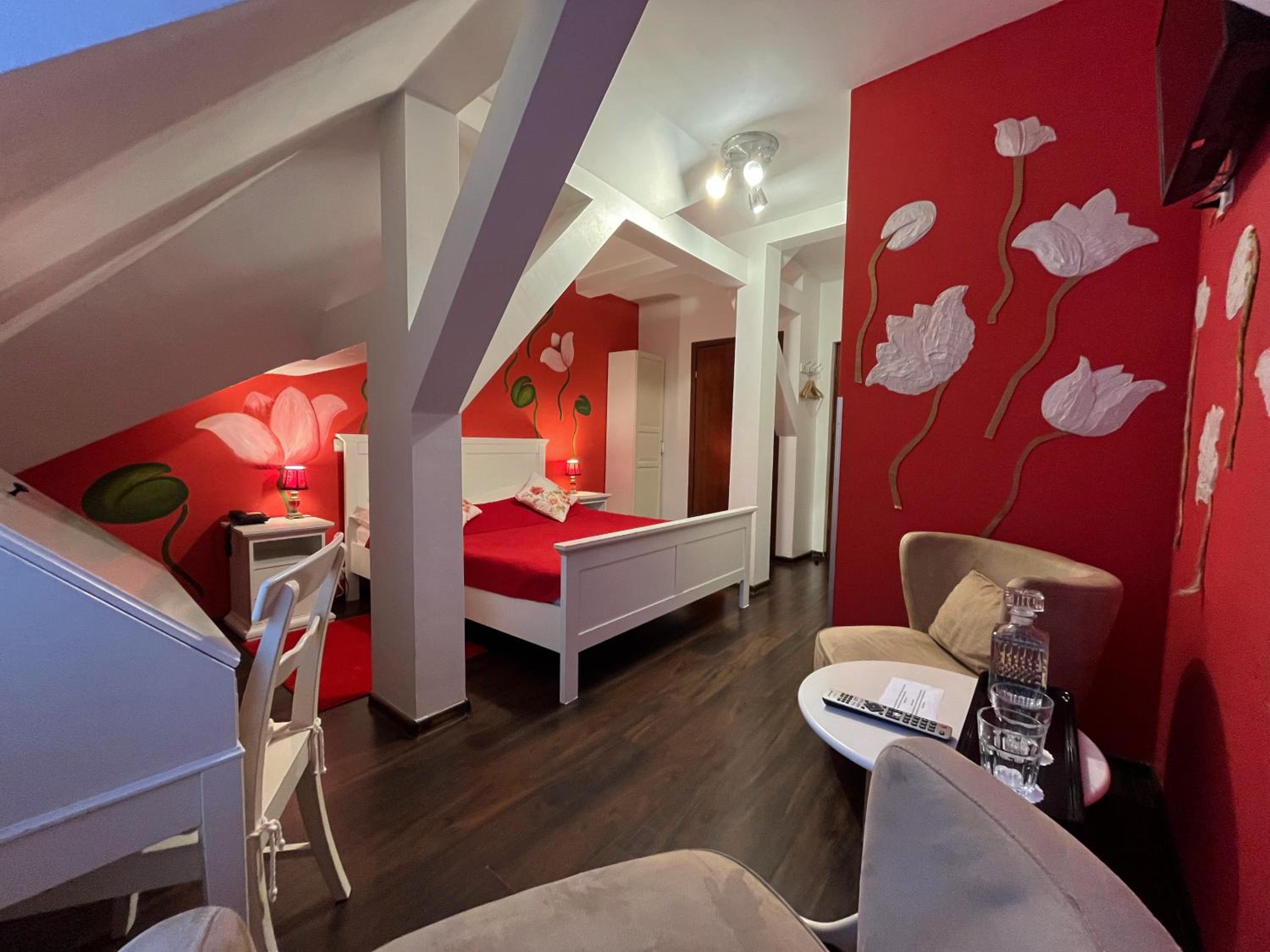 Standard Double Room - Photo 11