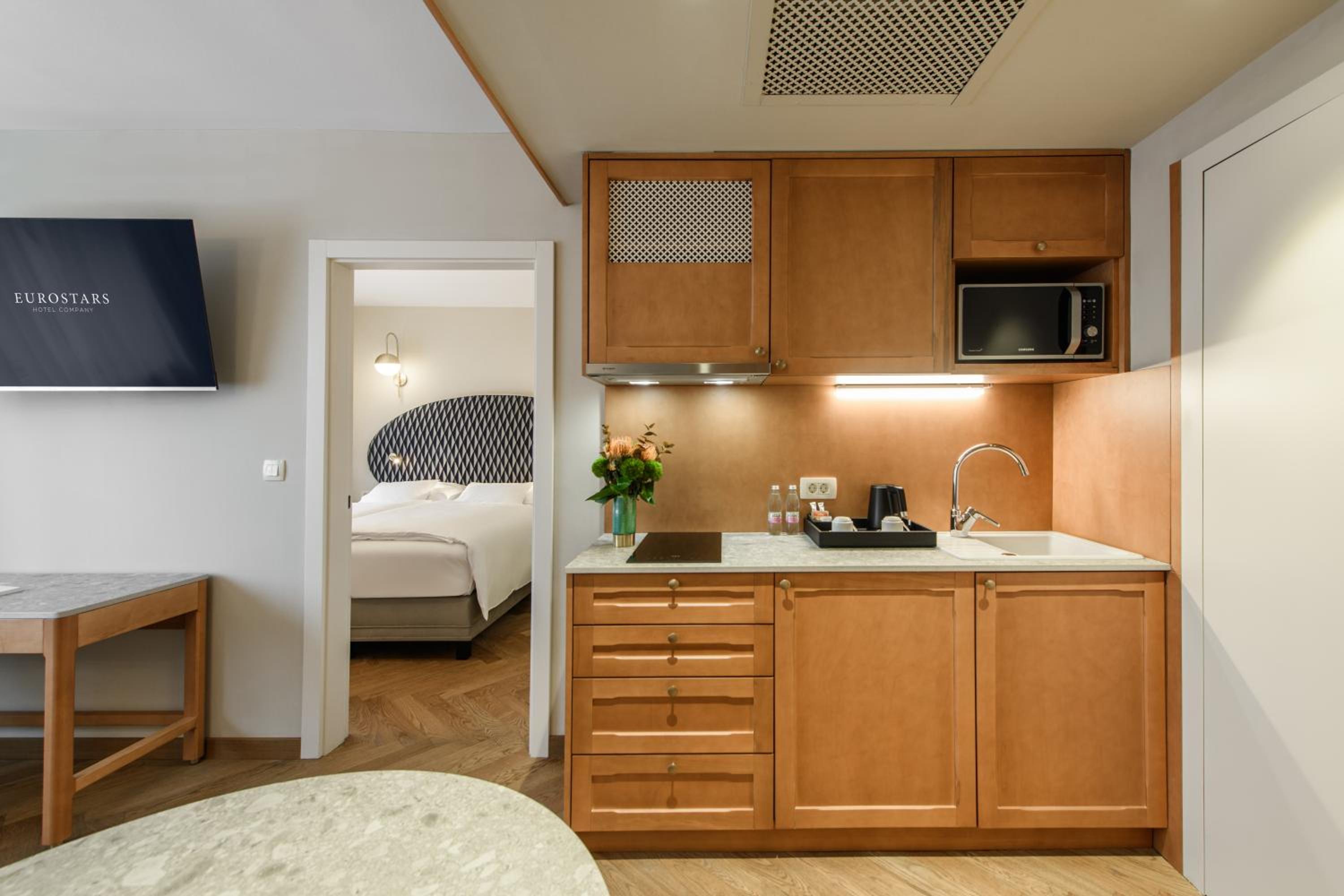 Studio Apartment - Photo 2