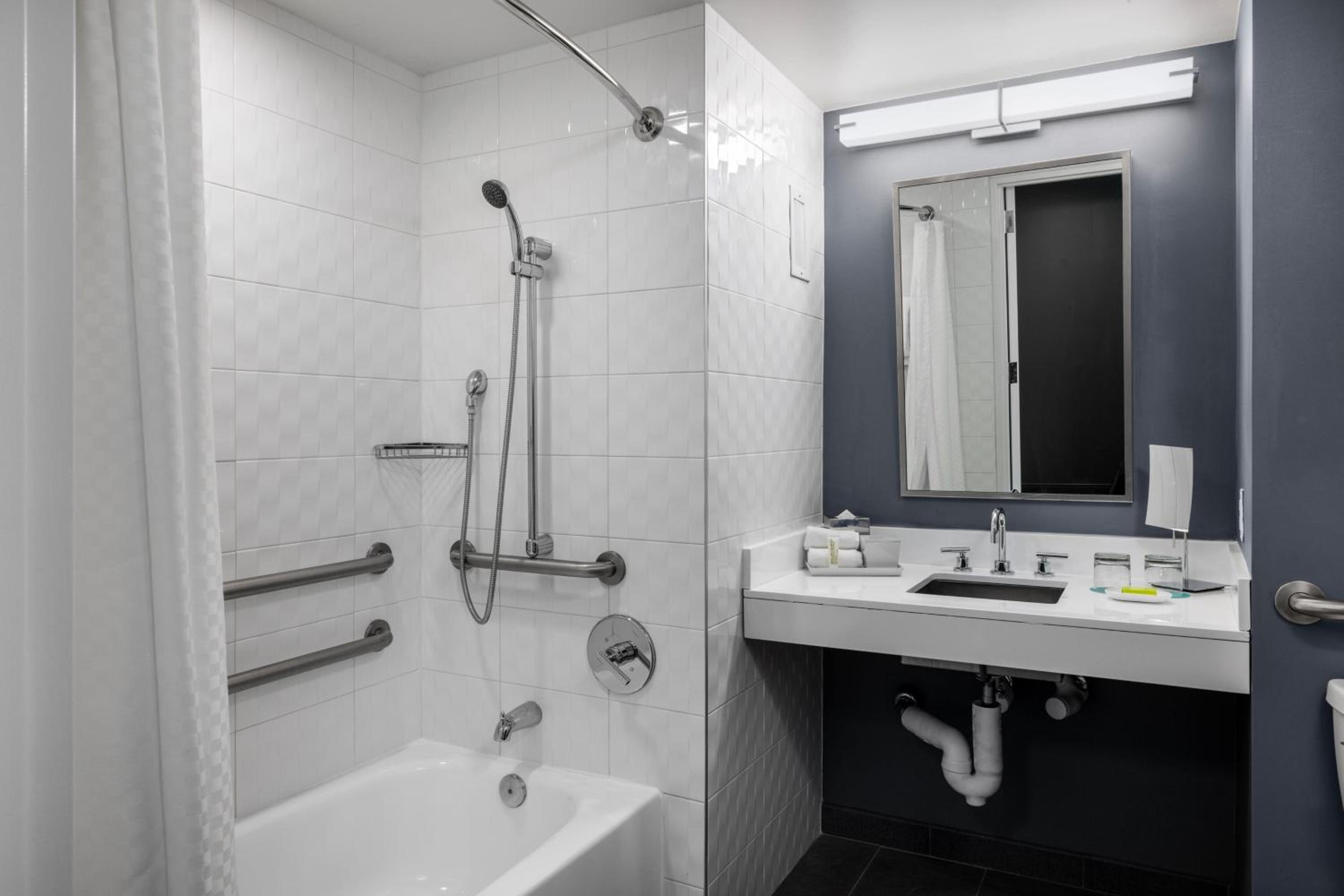 Deluxe King Room - Hearing Accessible - Photo 7