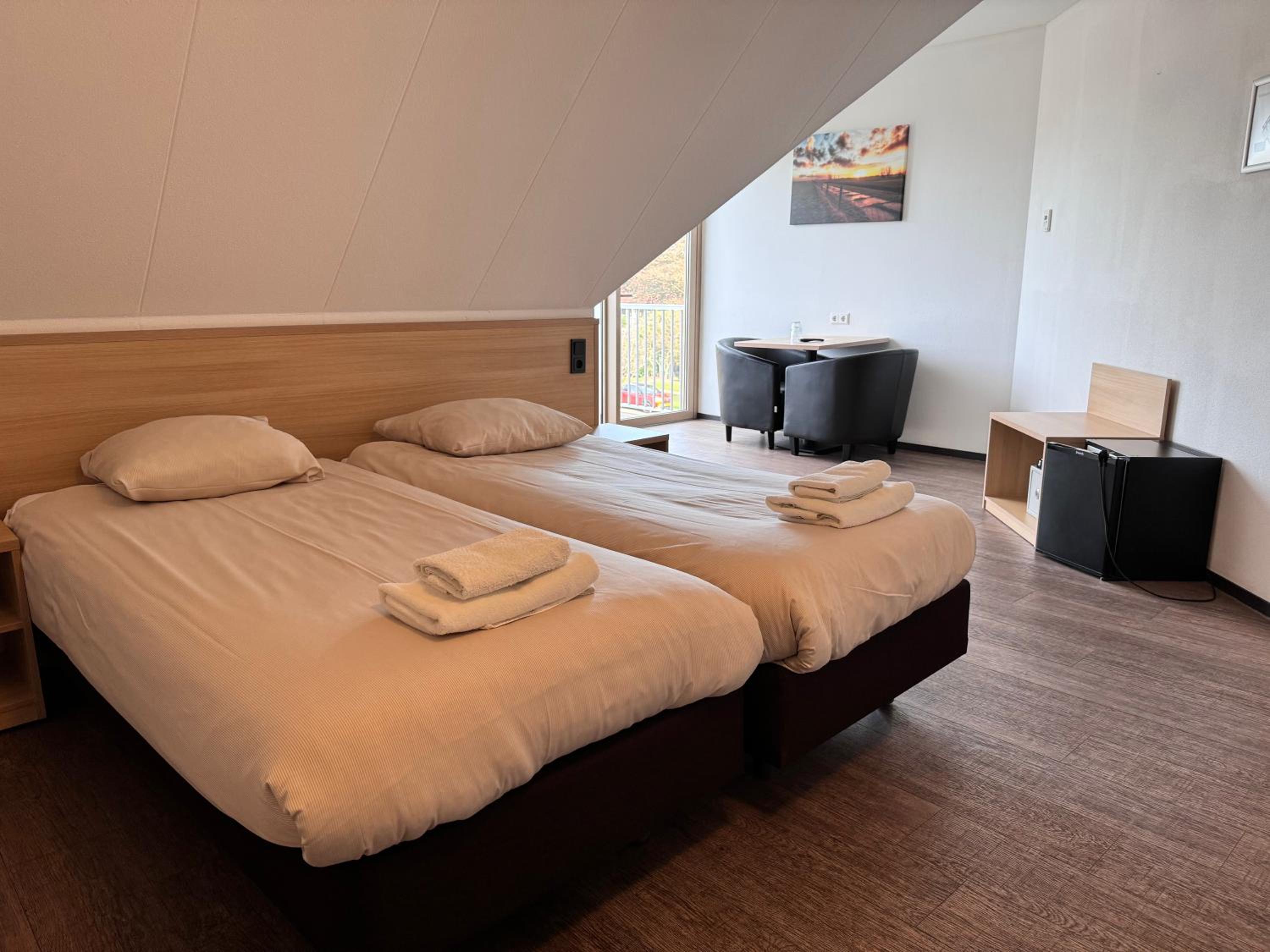 Large Double Room - Photo 1