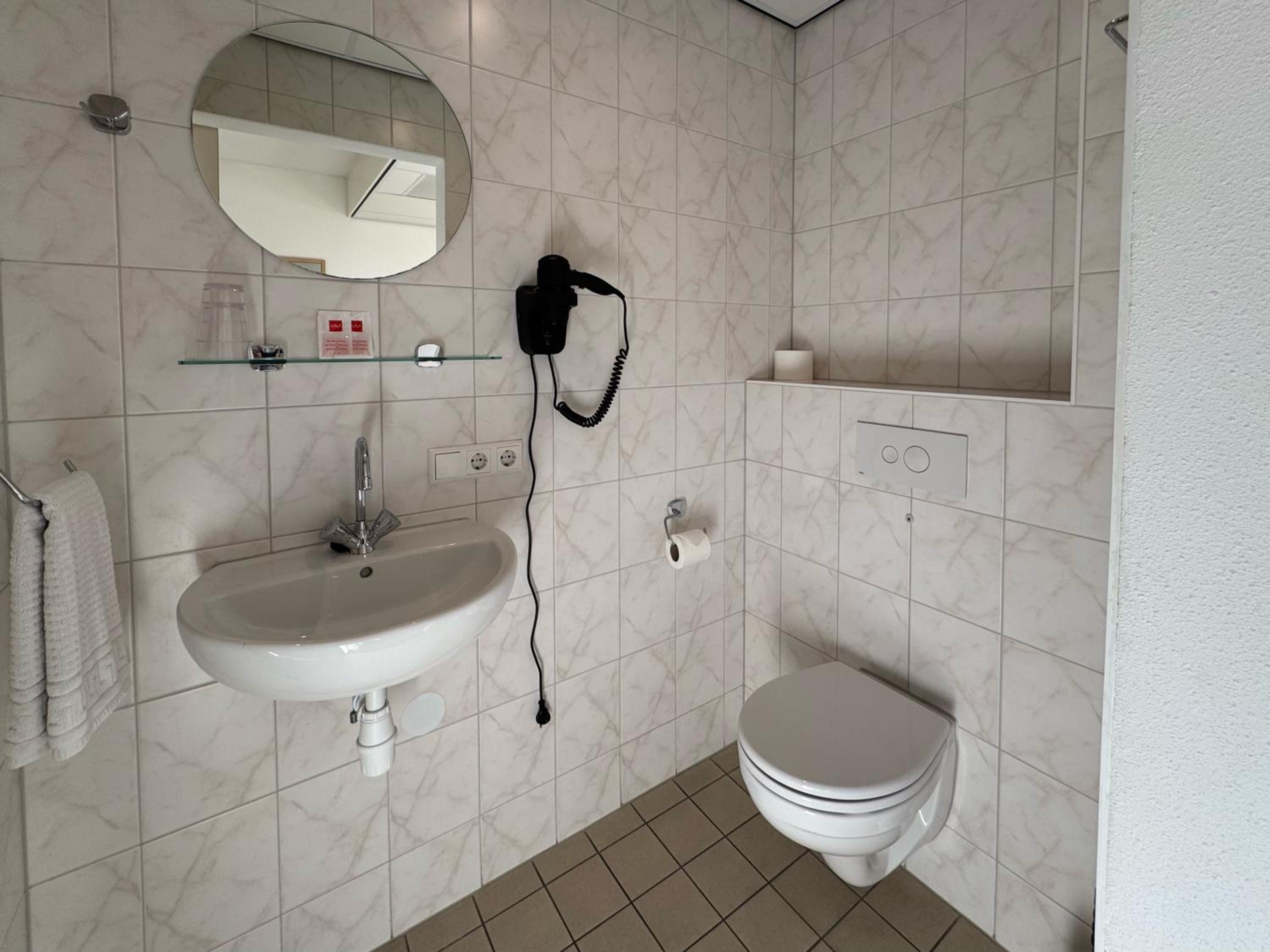 Large Double Room - Photo 4