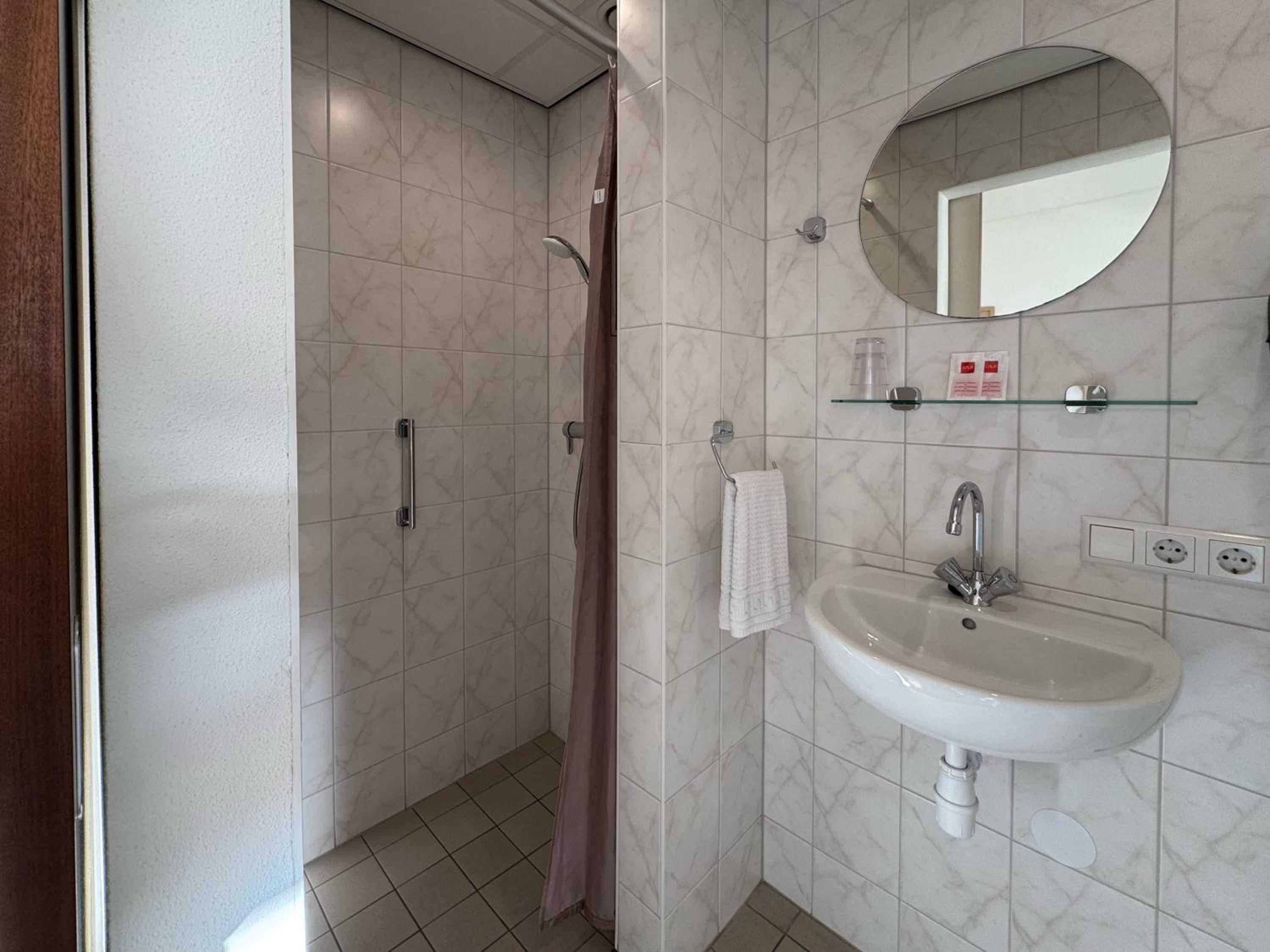 Large Double Room - Photo 5