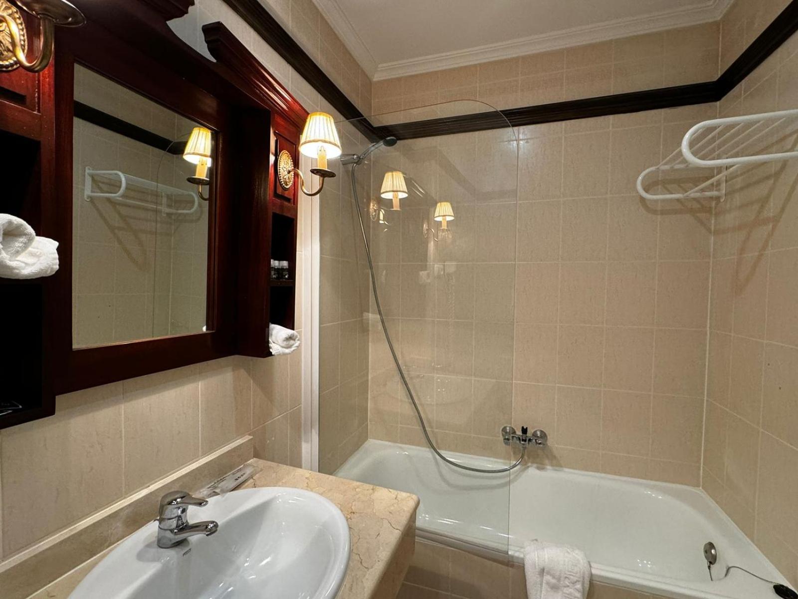 Standard Double or Twin Room photo 3