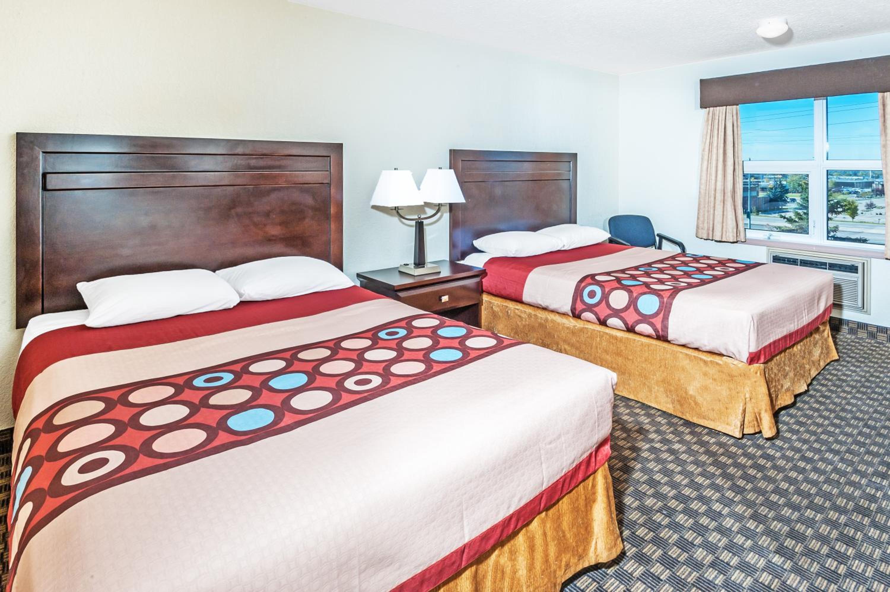 Deluxe Queen Room with Two Queen Beds - Non-Smoking - Photo 4