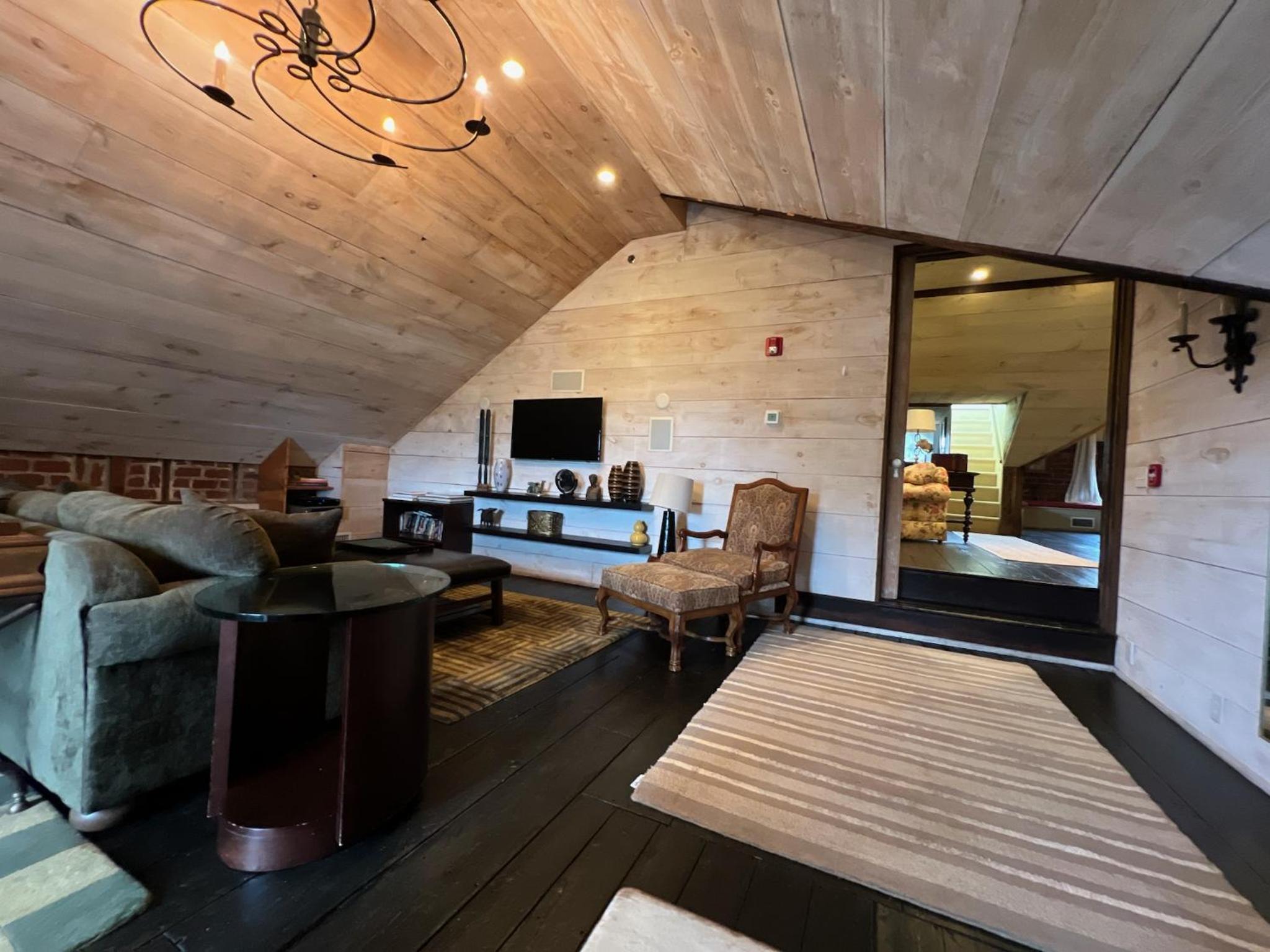 Deluxe King Suite photo 3