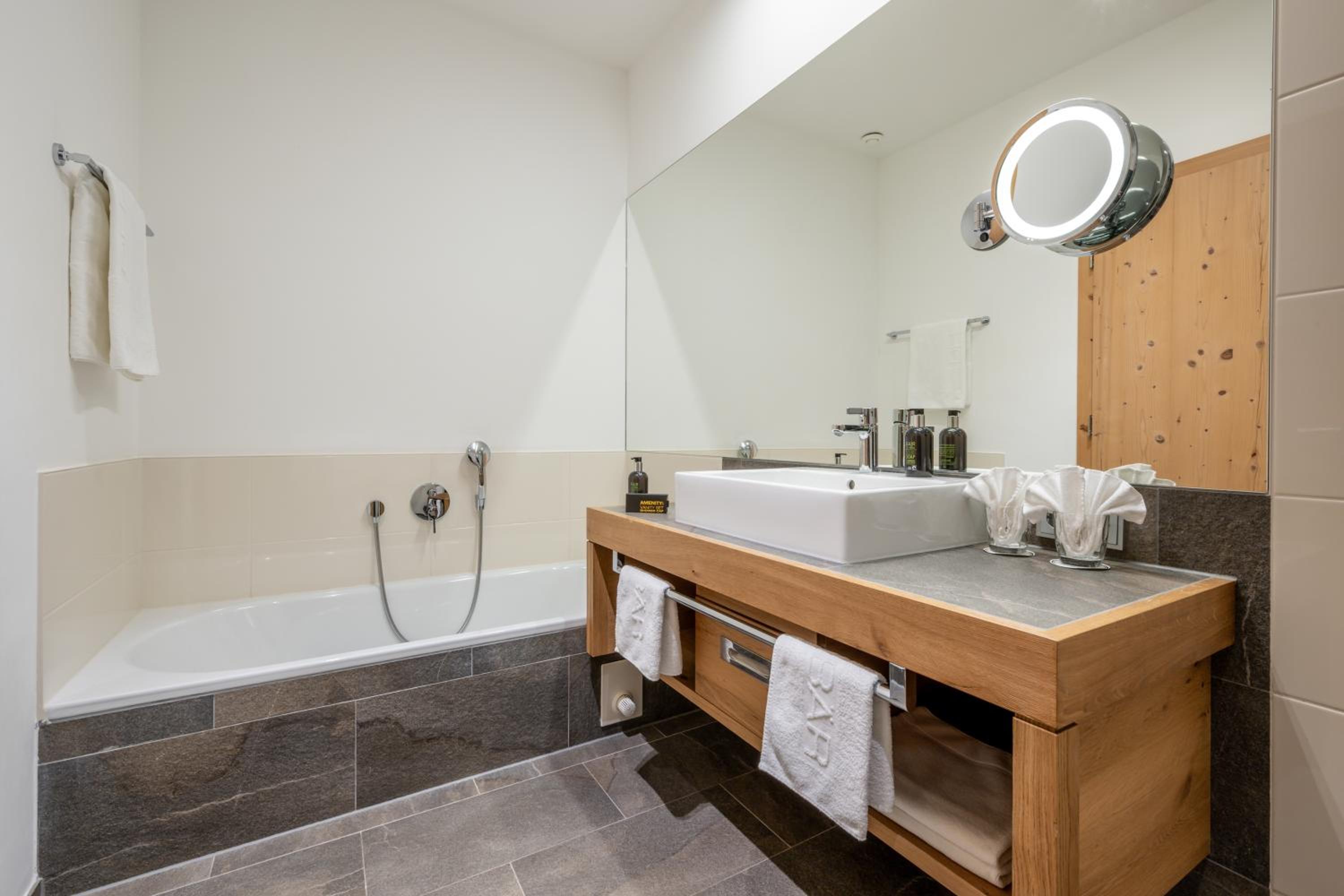 Suite - Photo 2