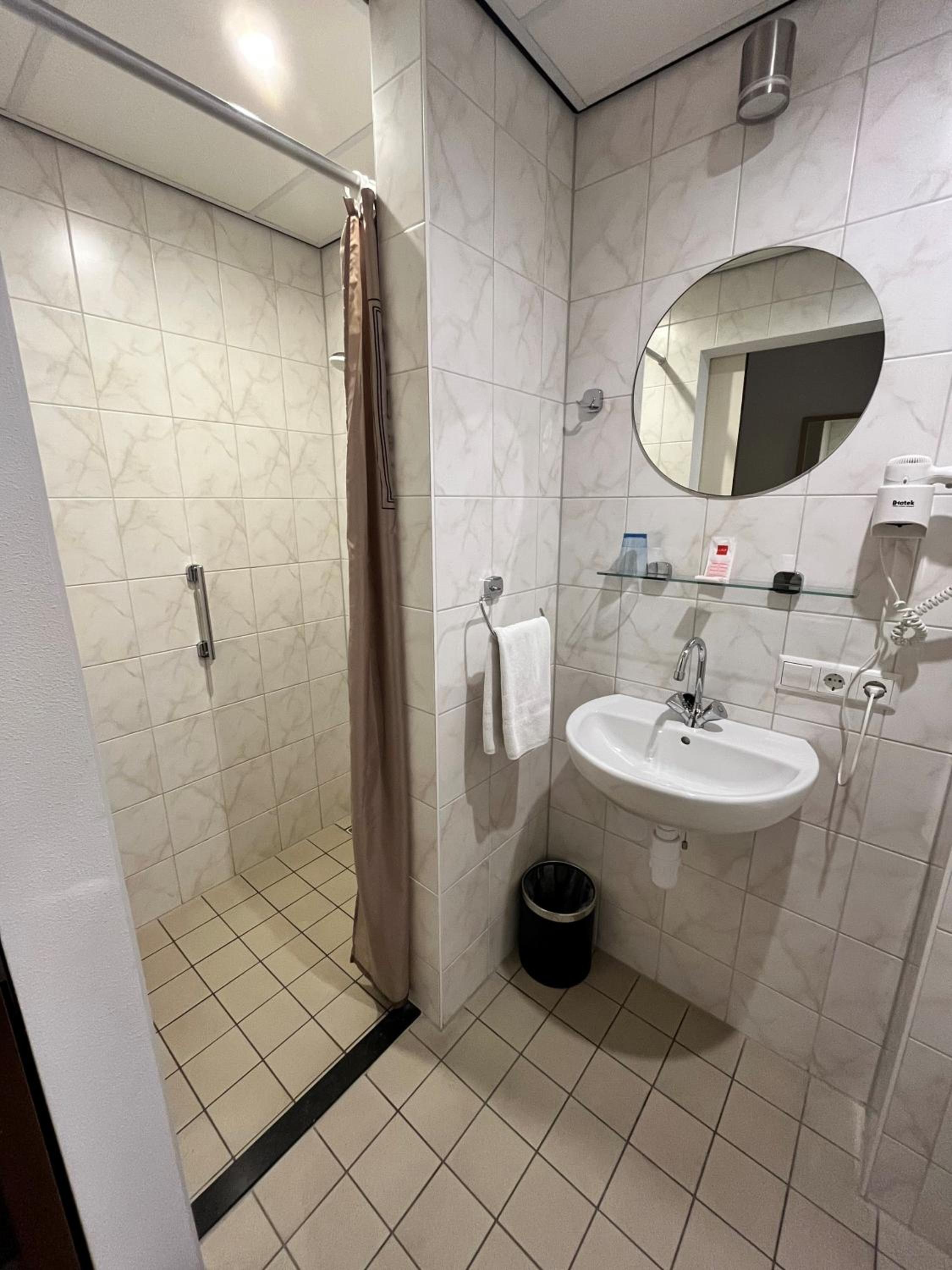 Budget Double Room photo 3