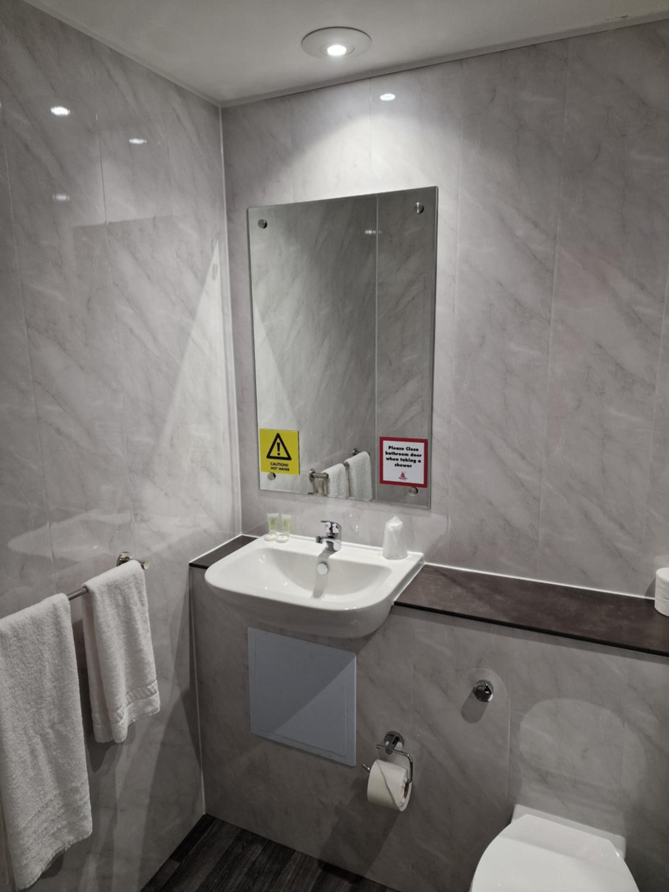 Standard Double Room - Photo 21