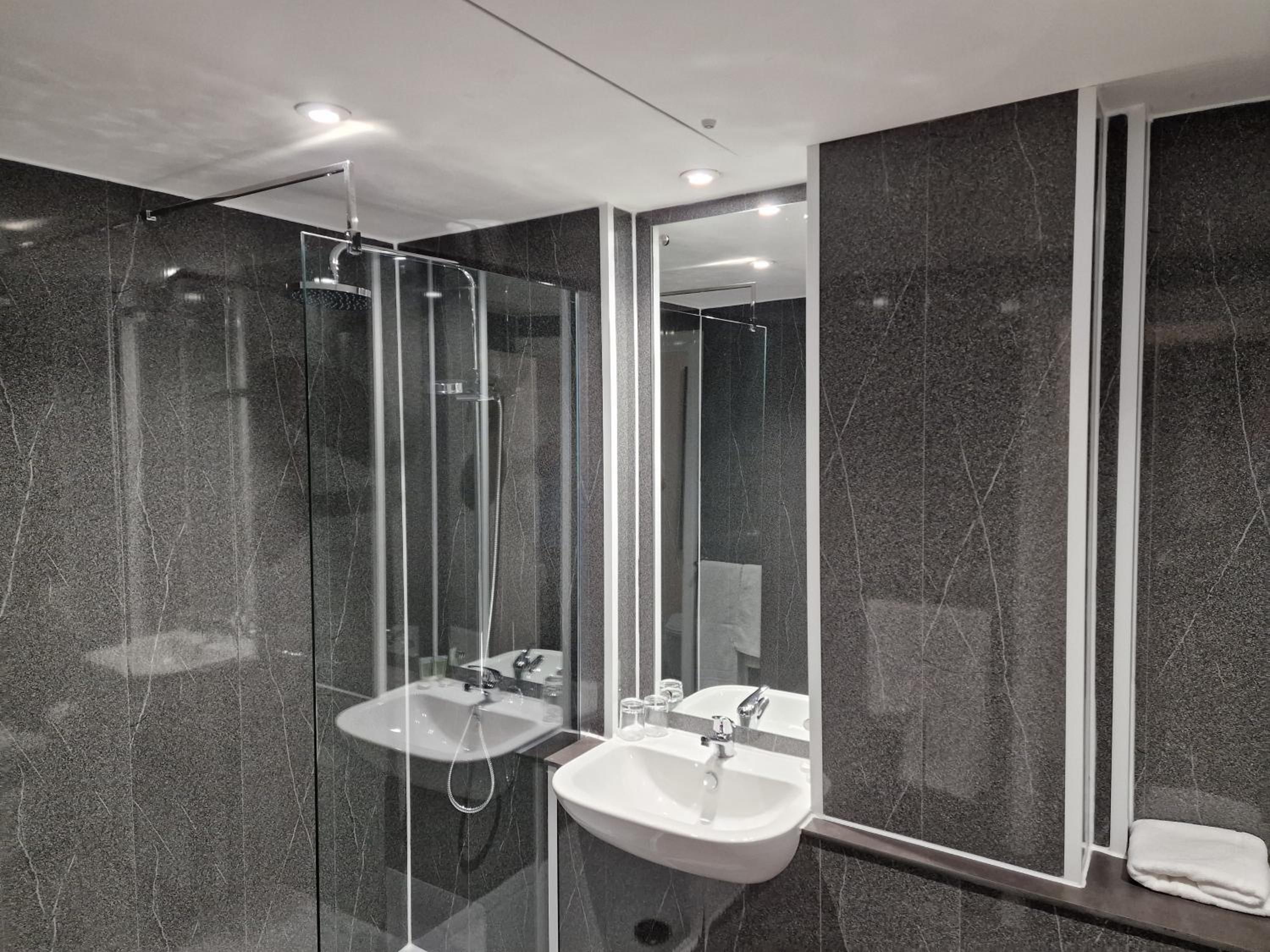 Standard Double Room - Photo 25