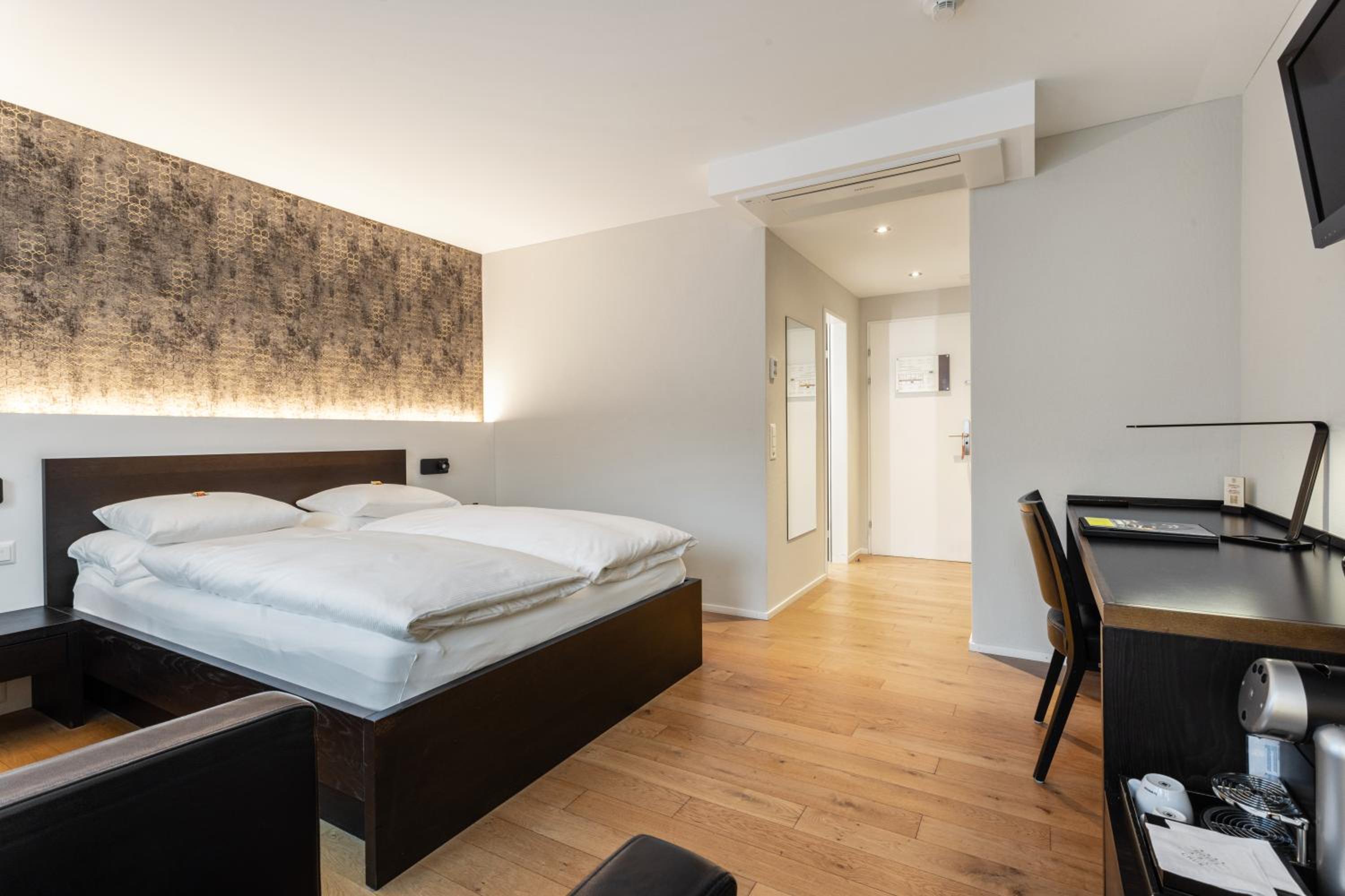 Superior Double Queen Size Room with Air Conditioning photo 1