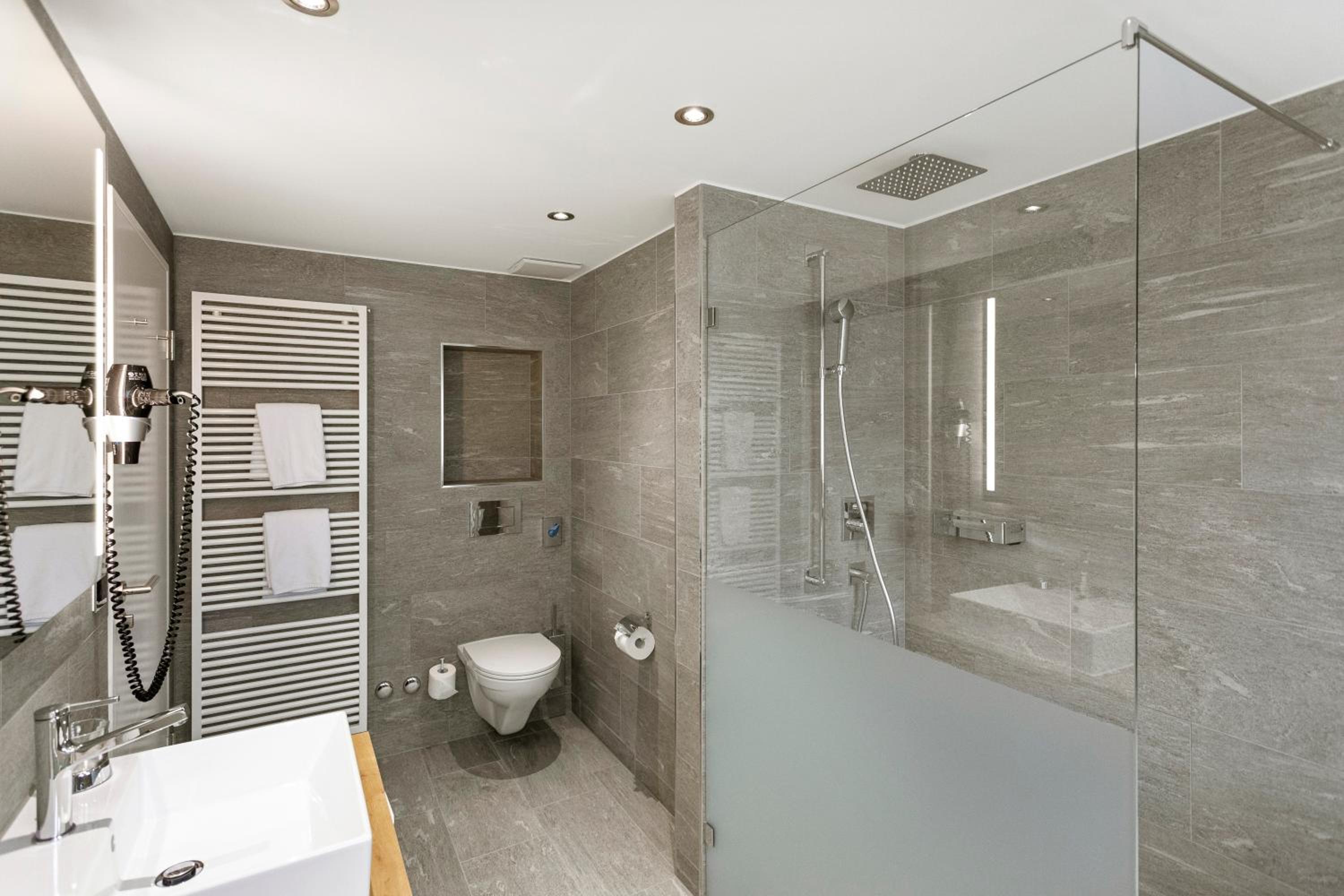Superior Double Queen Size Room with Air Conditioning photo 2