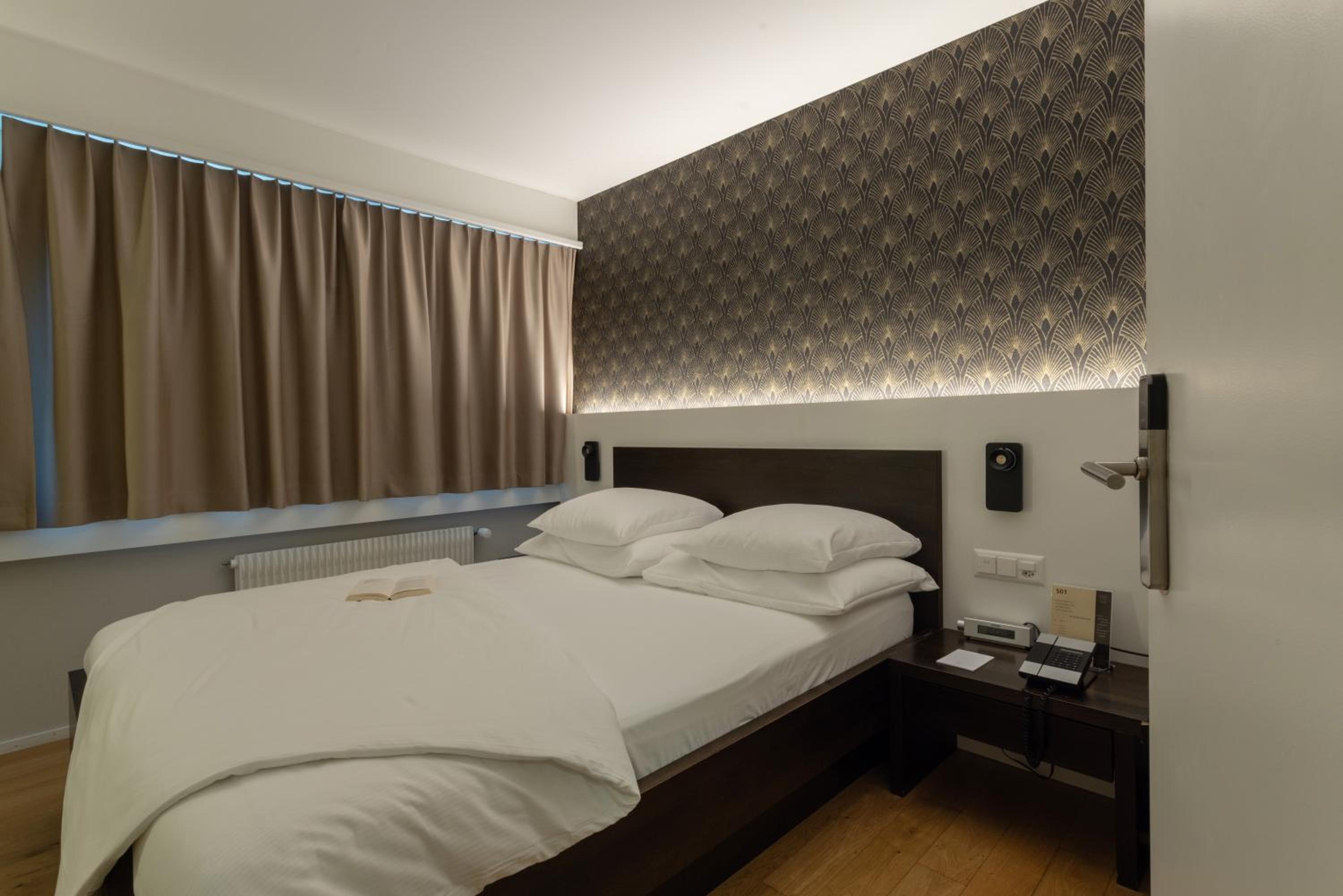 Superior Double Queen Size Room with Air Conditioning photo 3