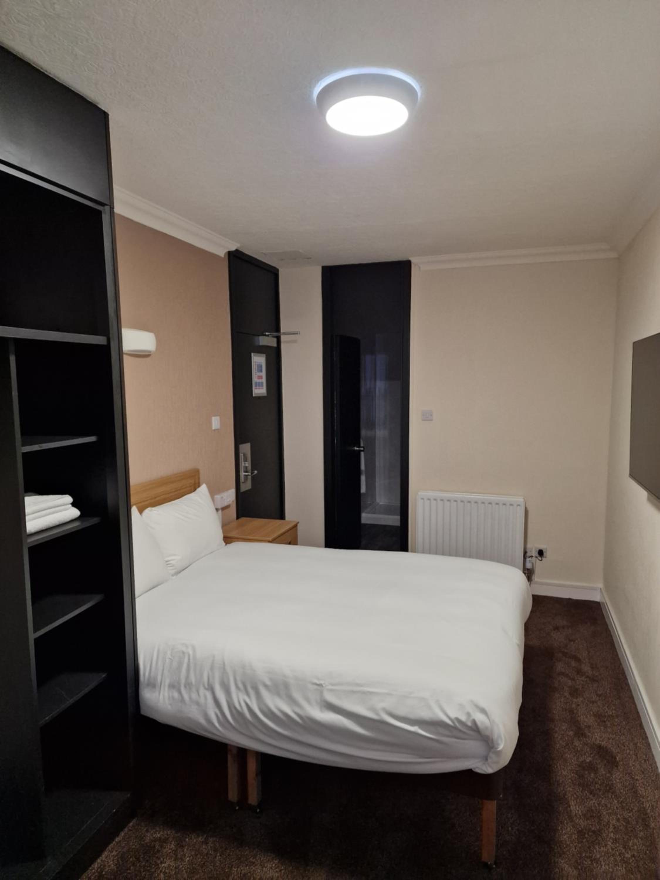 Standard Double Room - Photo 11