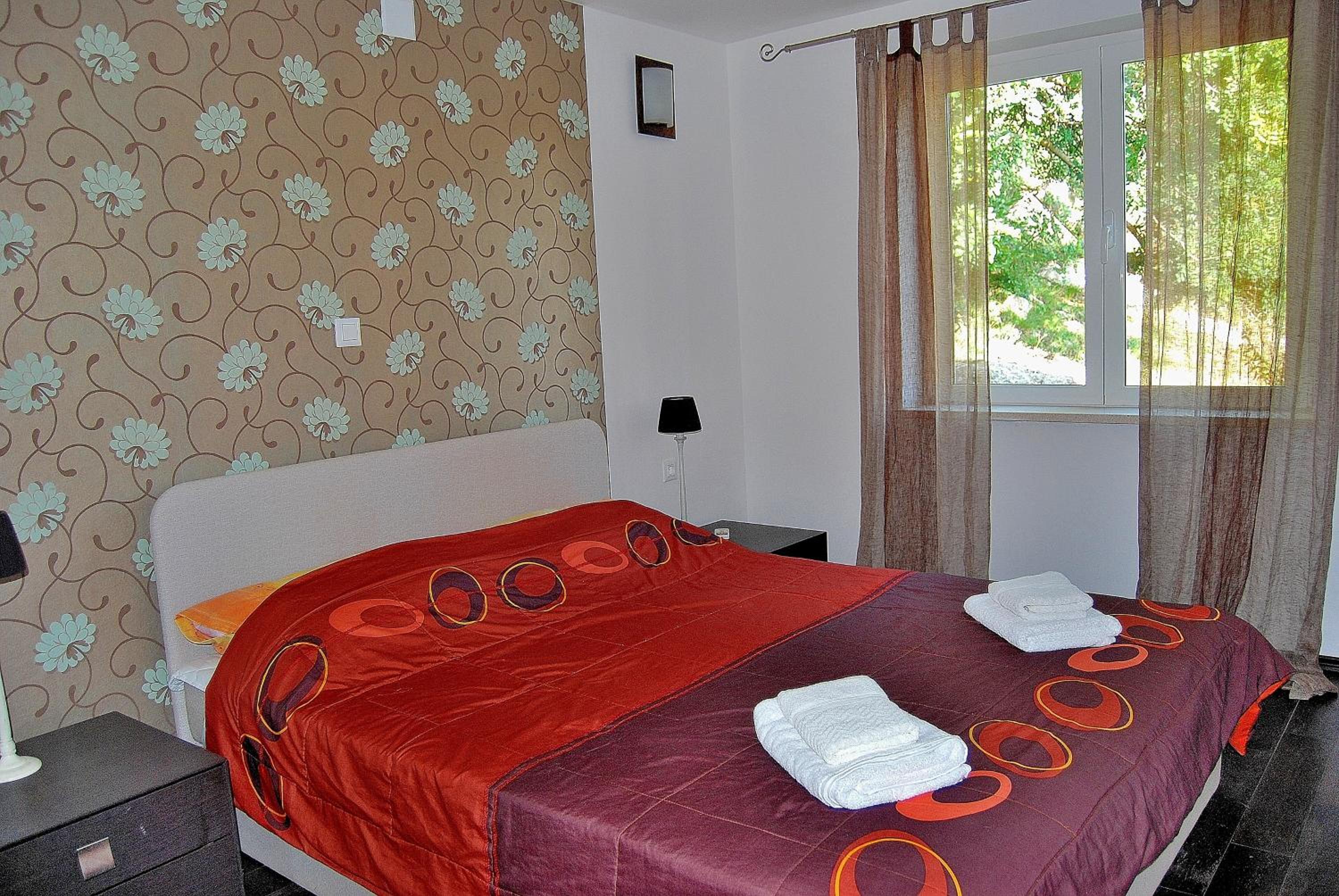 Fünf-Schlafzimmer-Villa mit Terrasse, Swimmingpool und Meerblick.