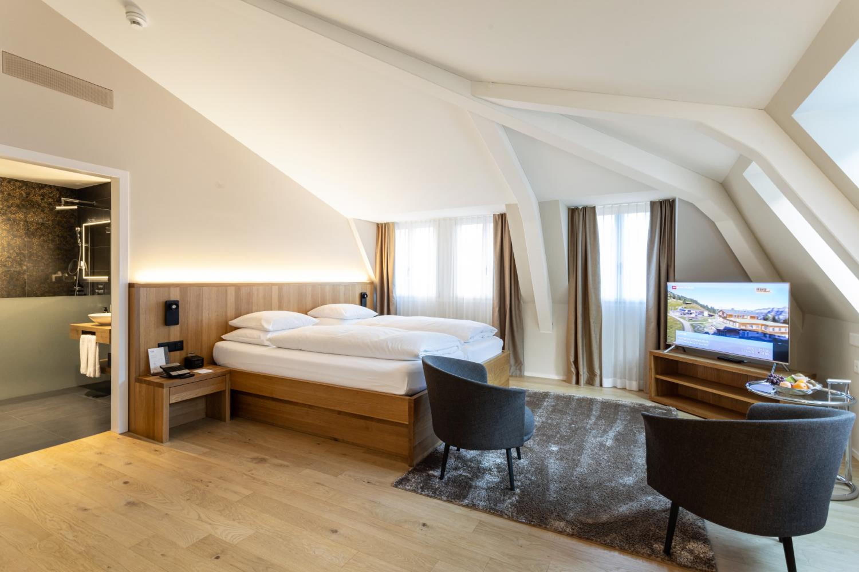 Deluxe Double King Size Room with Air Conditioning photo 1
