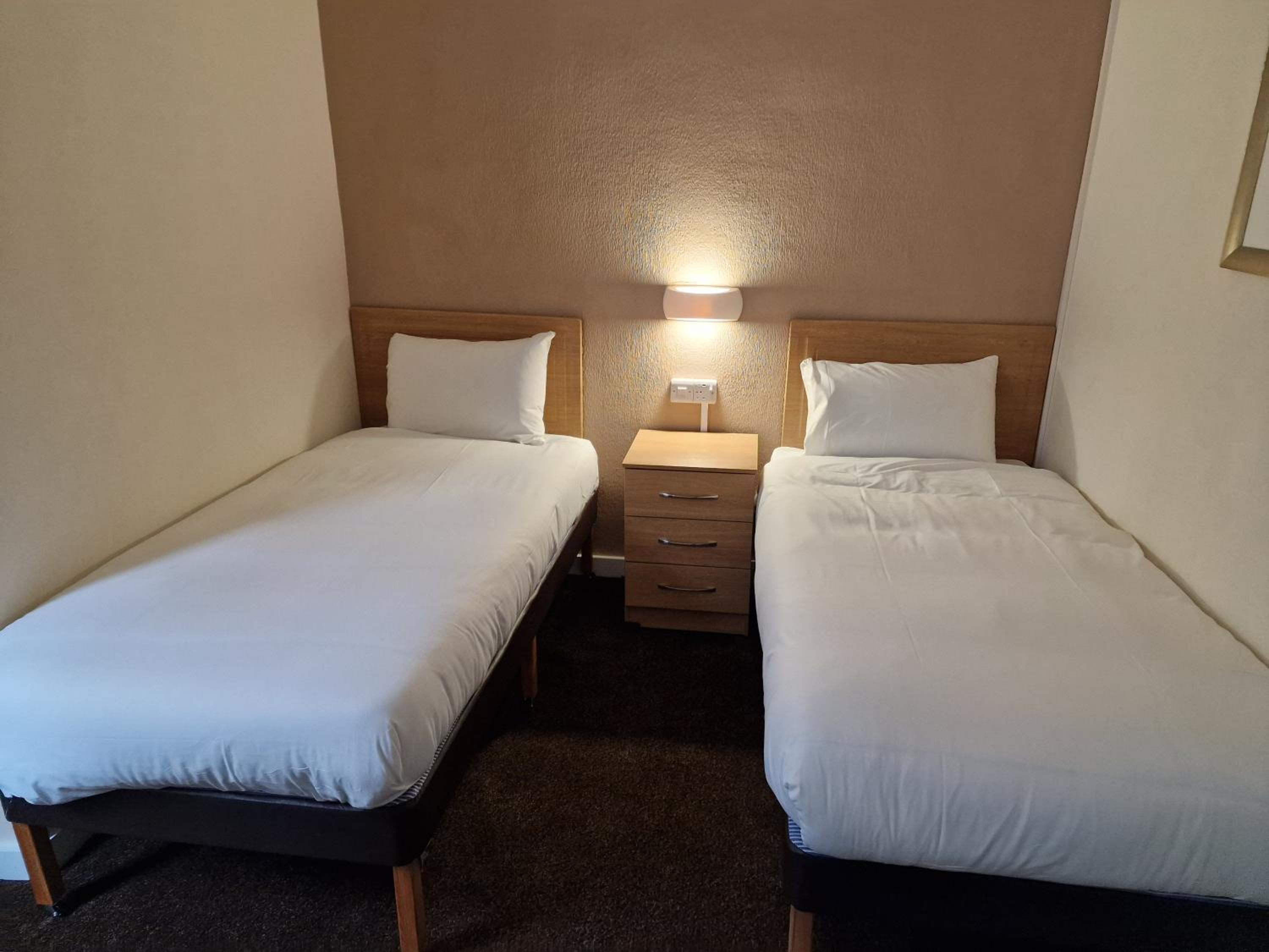 Standard Twin Room - Photo 5