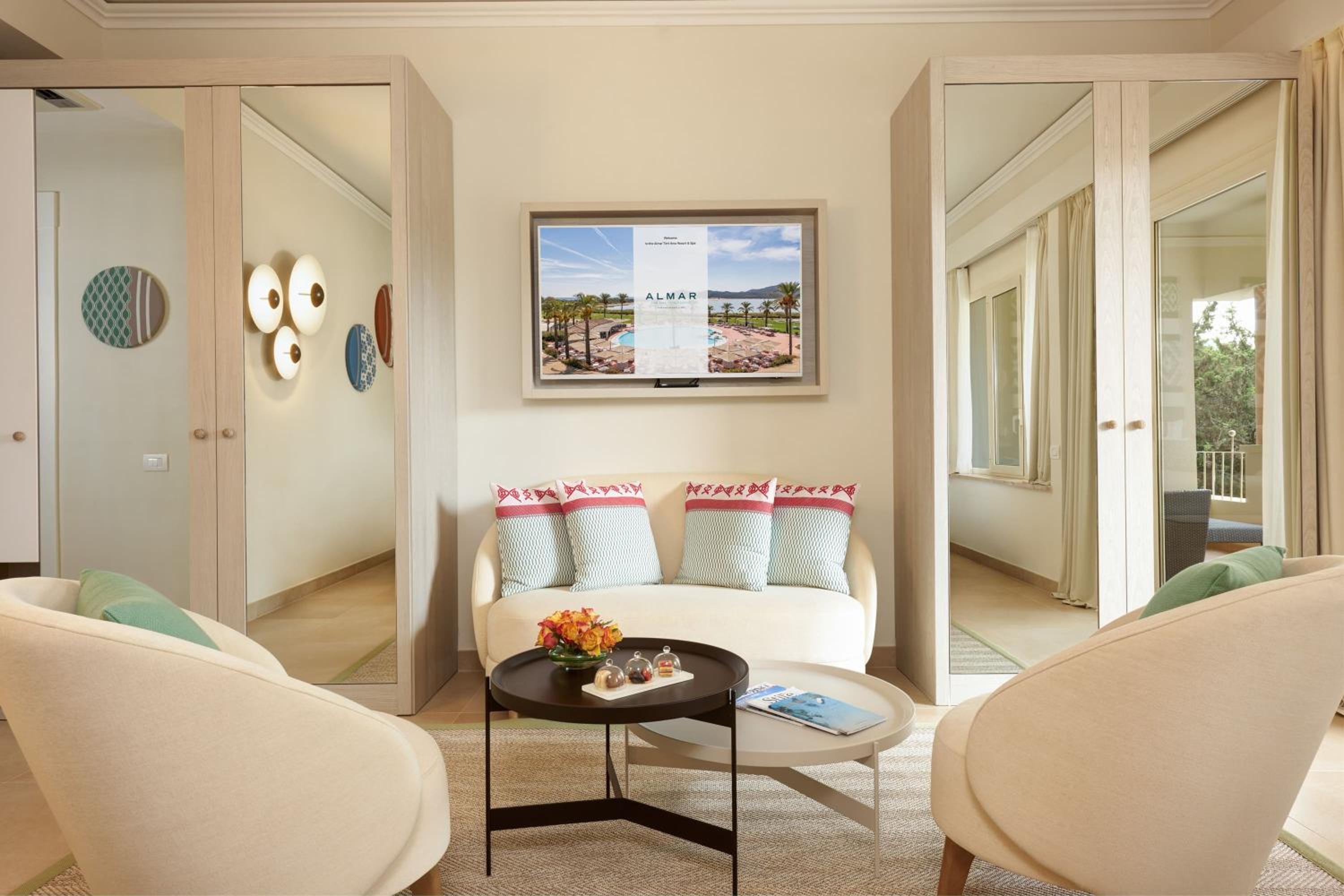 Family Room with Garden View - Photo 3