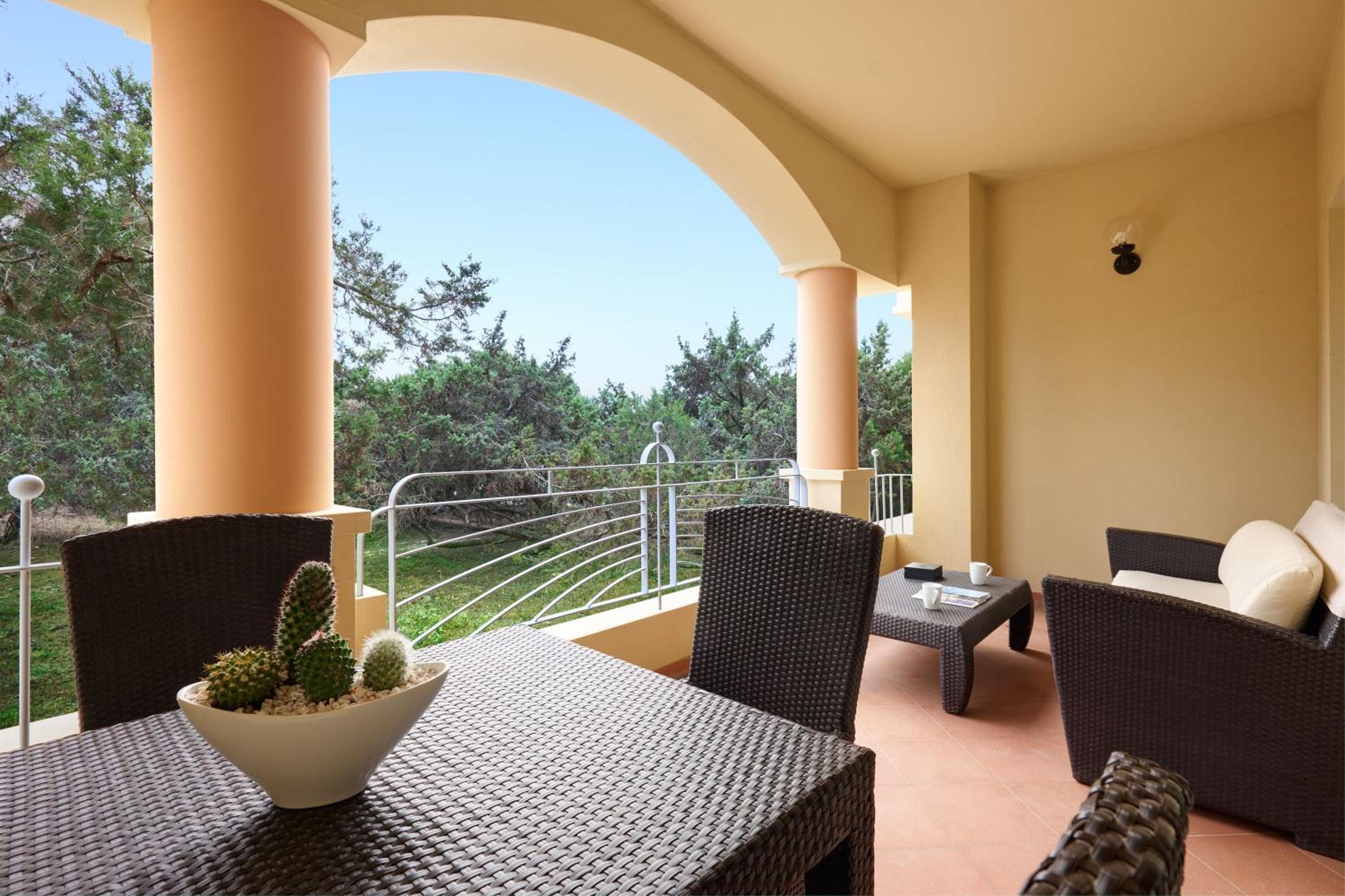Family Room with Garden View - Photo 5