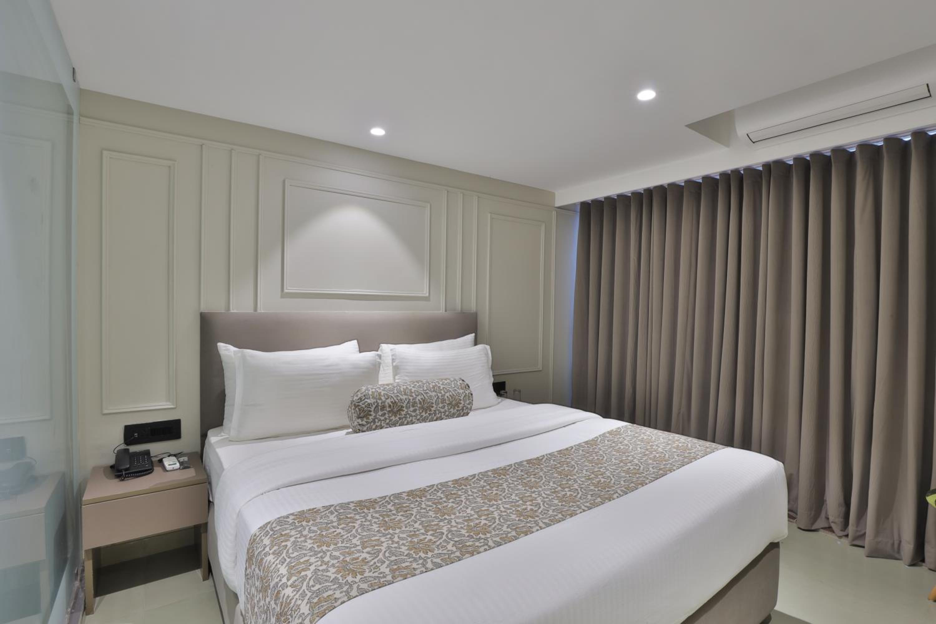 Deluxe King Room photo 3
