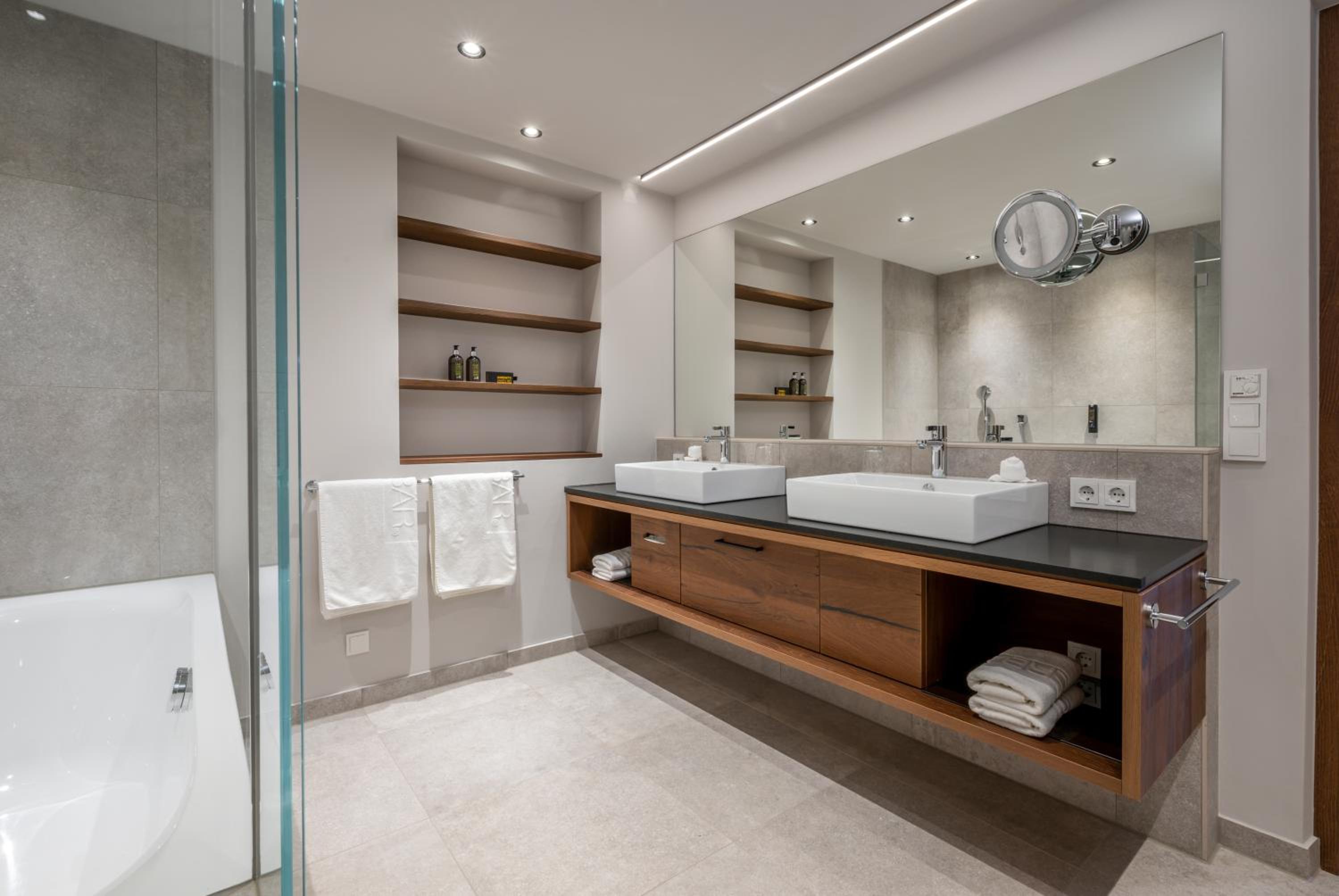 Superior Suite - Photo 8