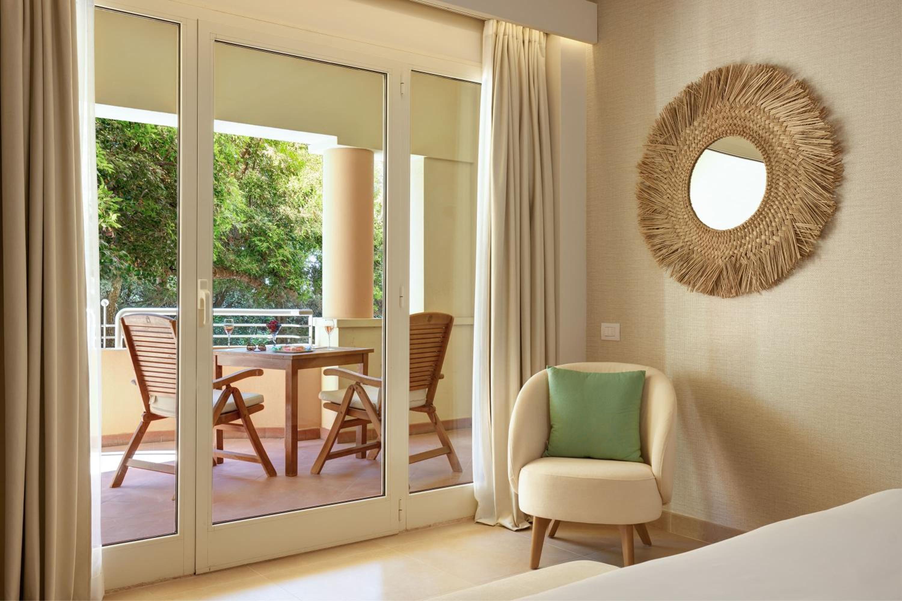 Deluxe King Room Garden View - Photo 4