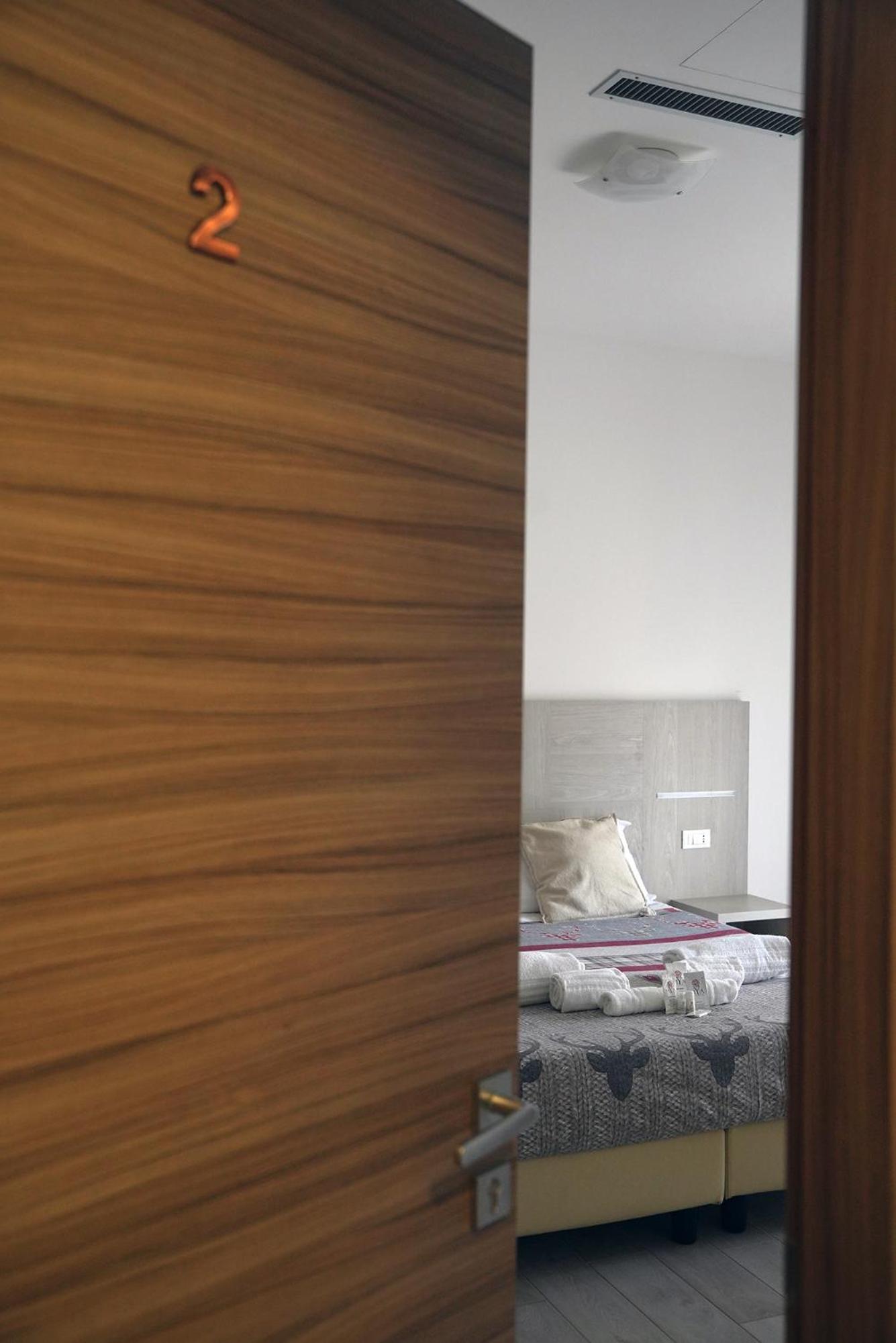 Deluxe Double Room with Balcony - Photo 9
