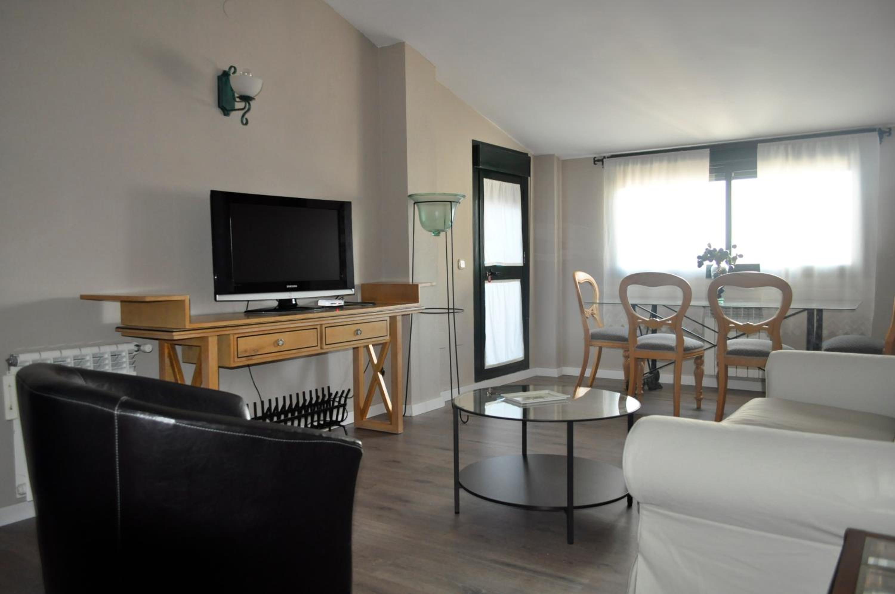 Two-Bedroom Apartment - Photo 6