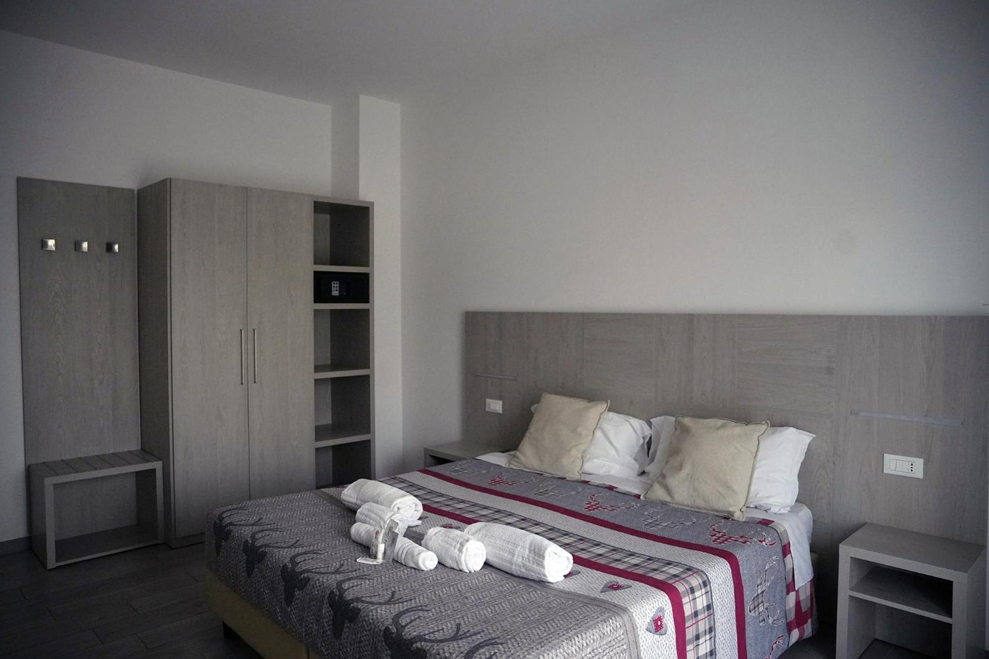 Deluxe Double Room with Balcony - Photo 10