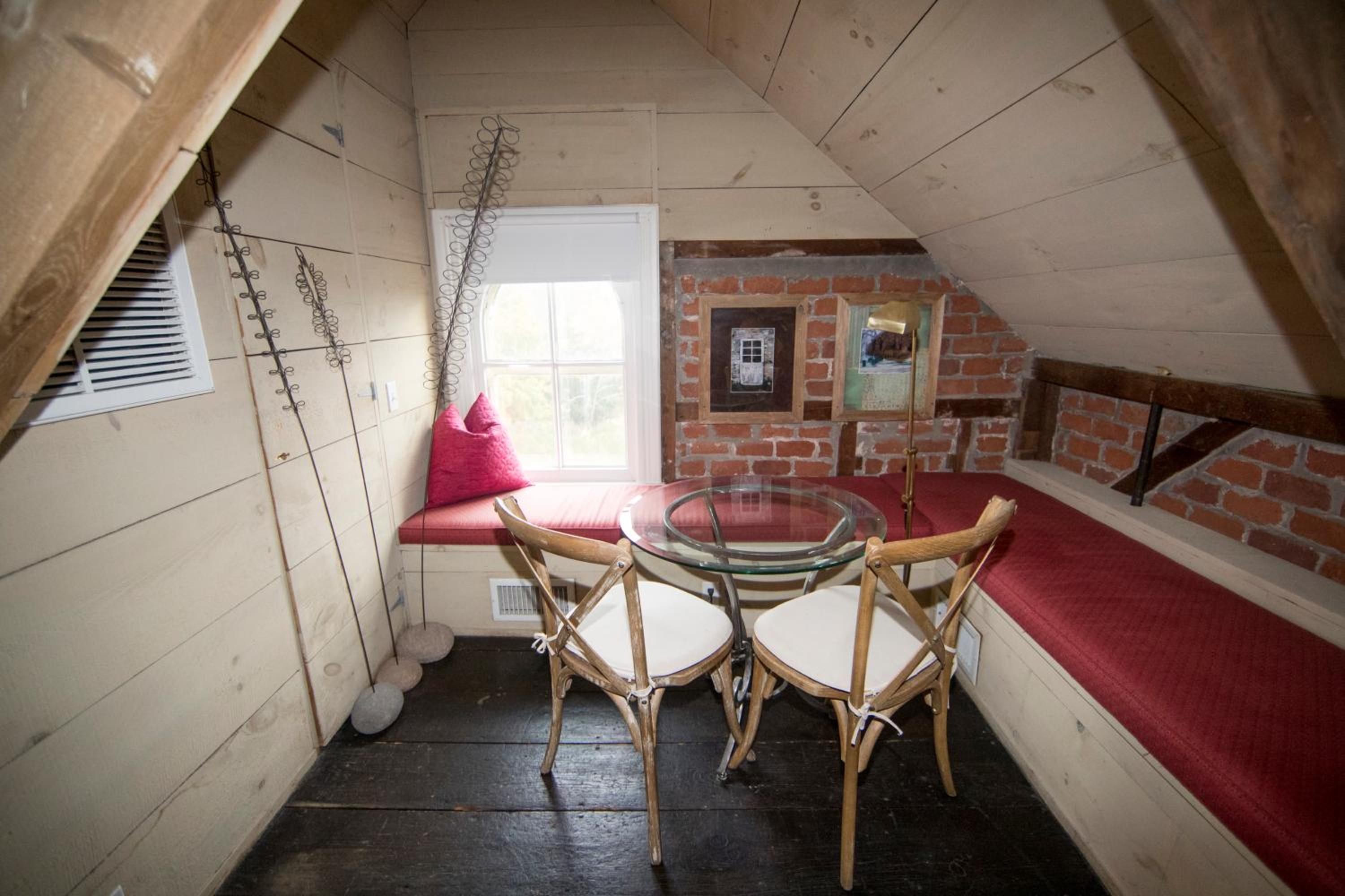 Deluxe King Suite photo 1