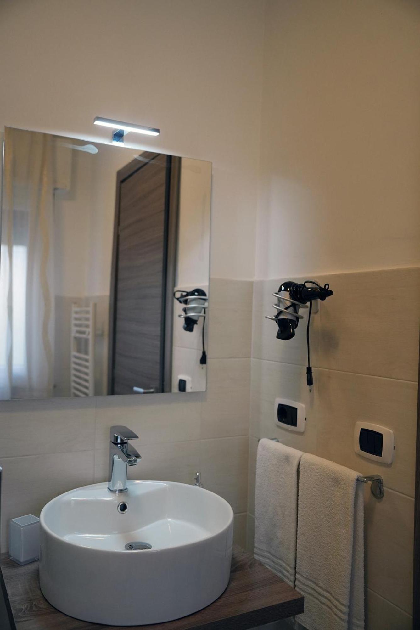 Double Room - Photo 5