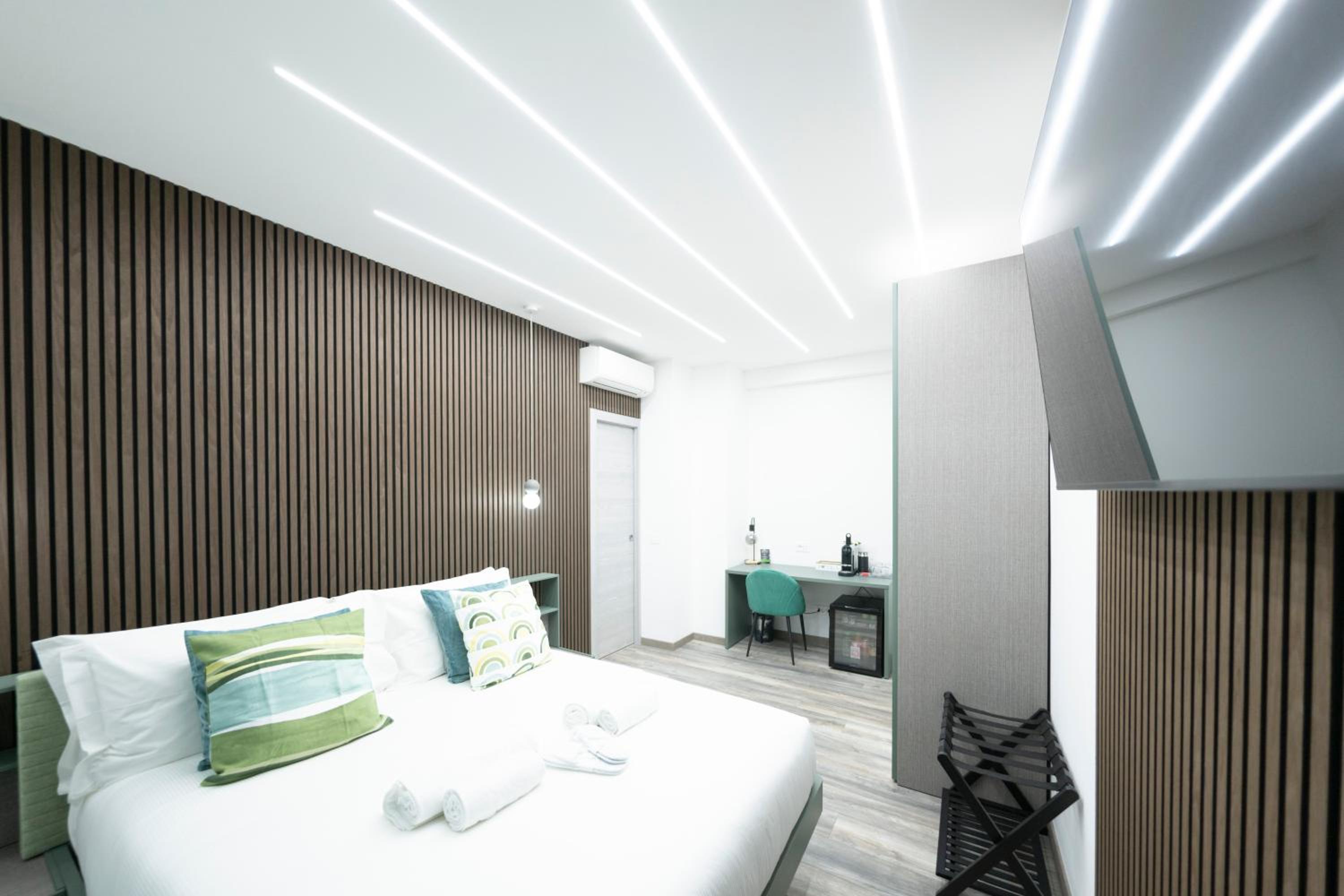 Queen Room with Balcony photo 1