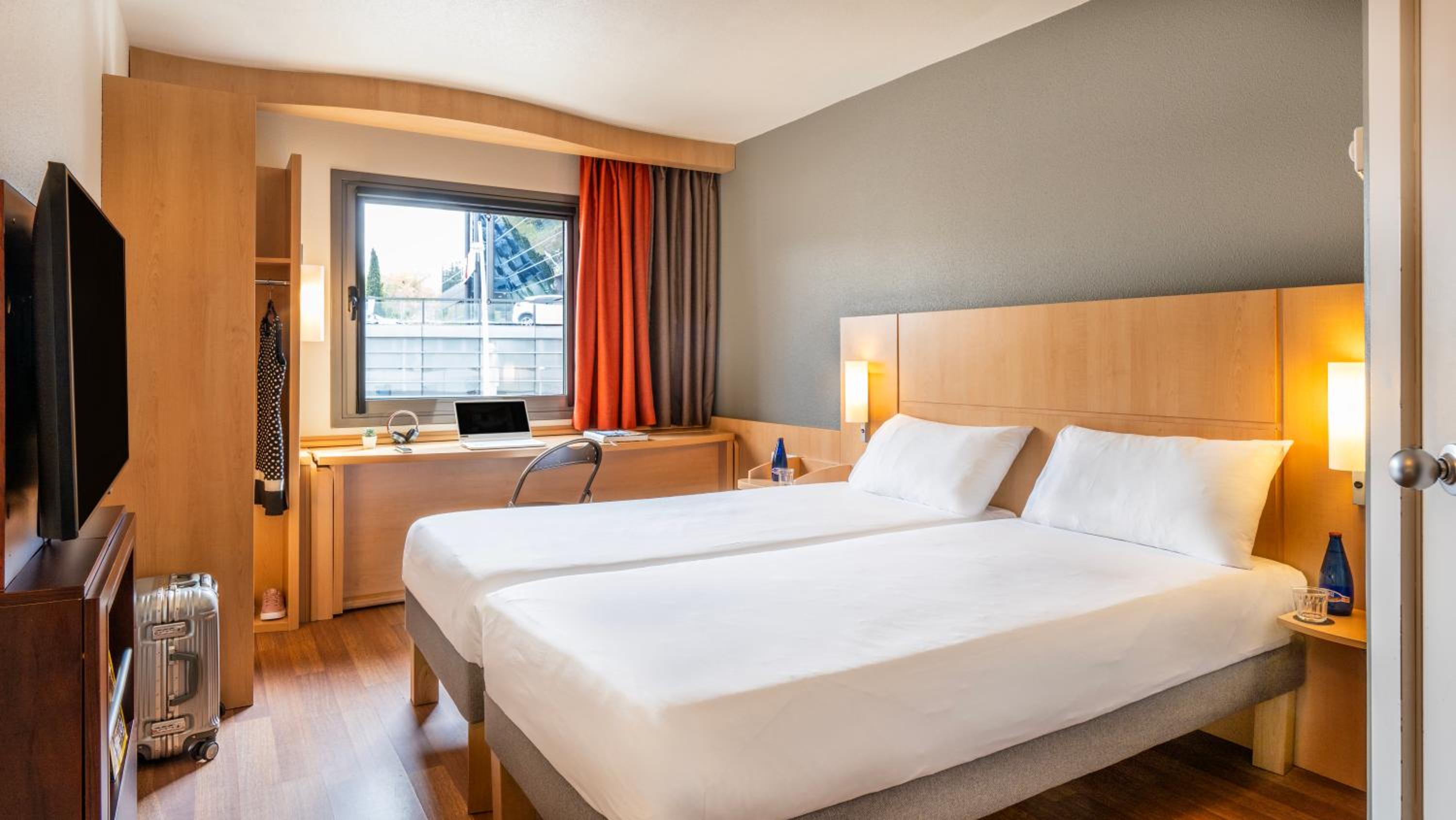Standard Twin Room - Photo 3