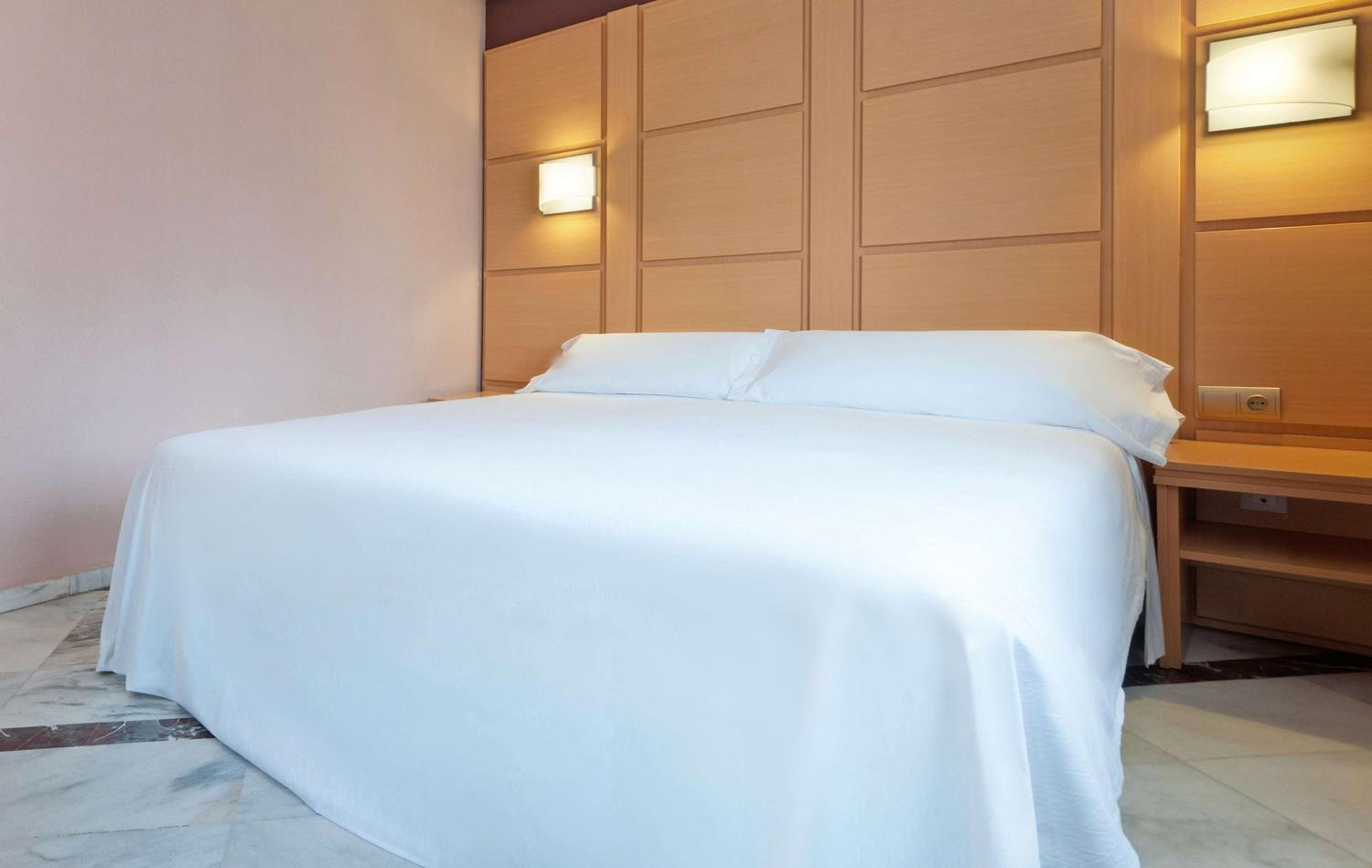 Superior Double Room with Queen Bed - Photo 2