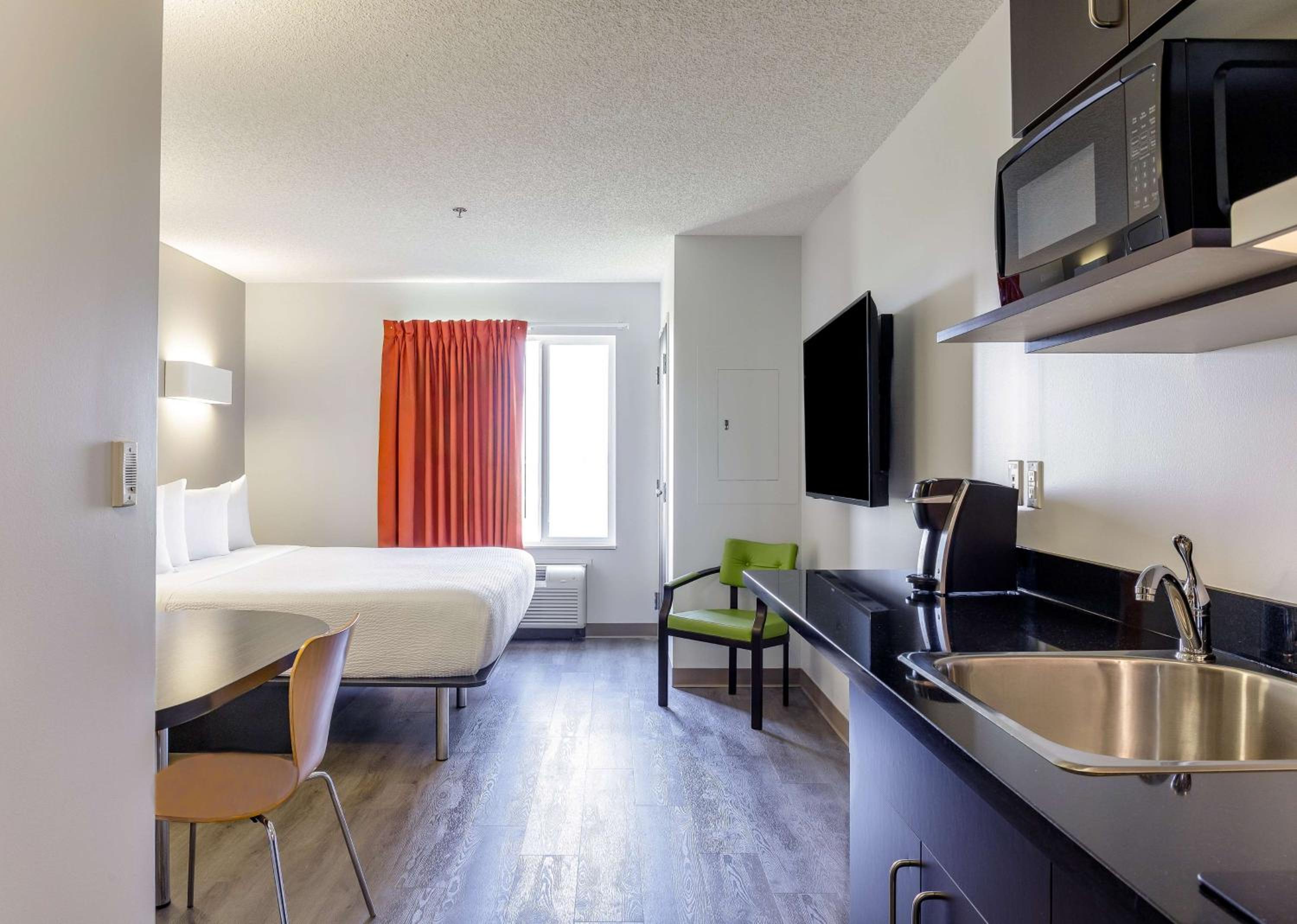 Deluxe King Room - Non-Smoking - Photo 3