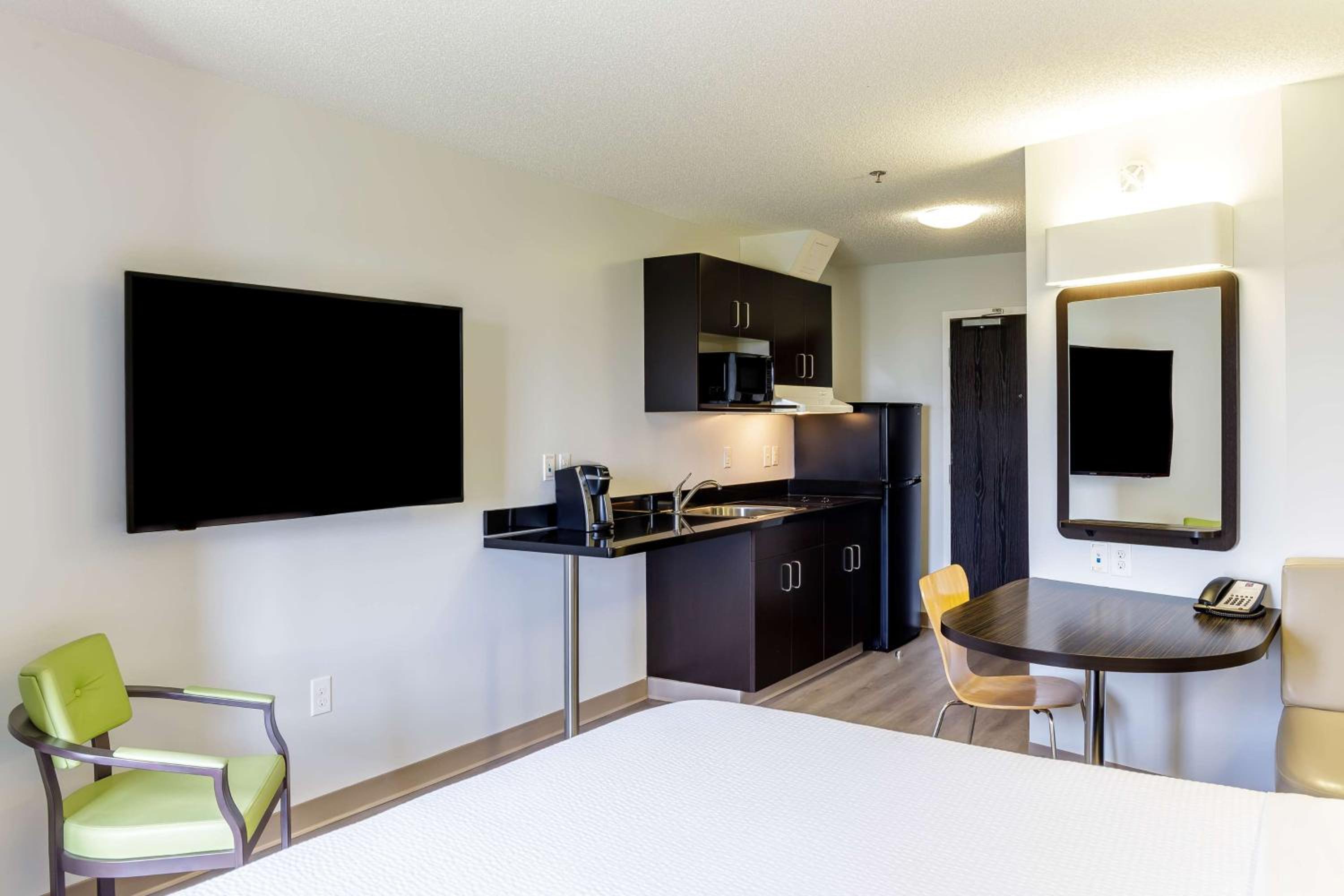 Deluxe King Room - Non-Smoking - Photo 2