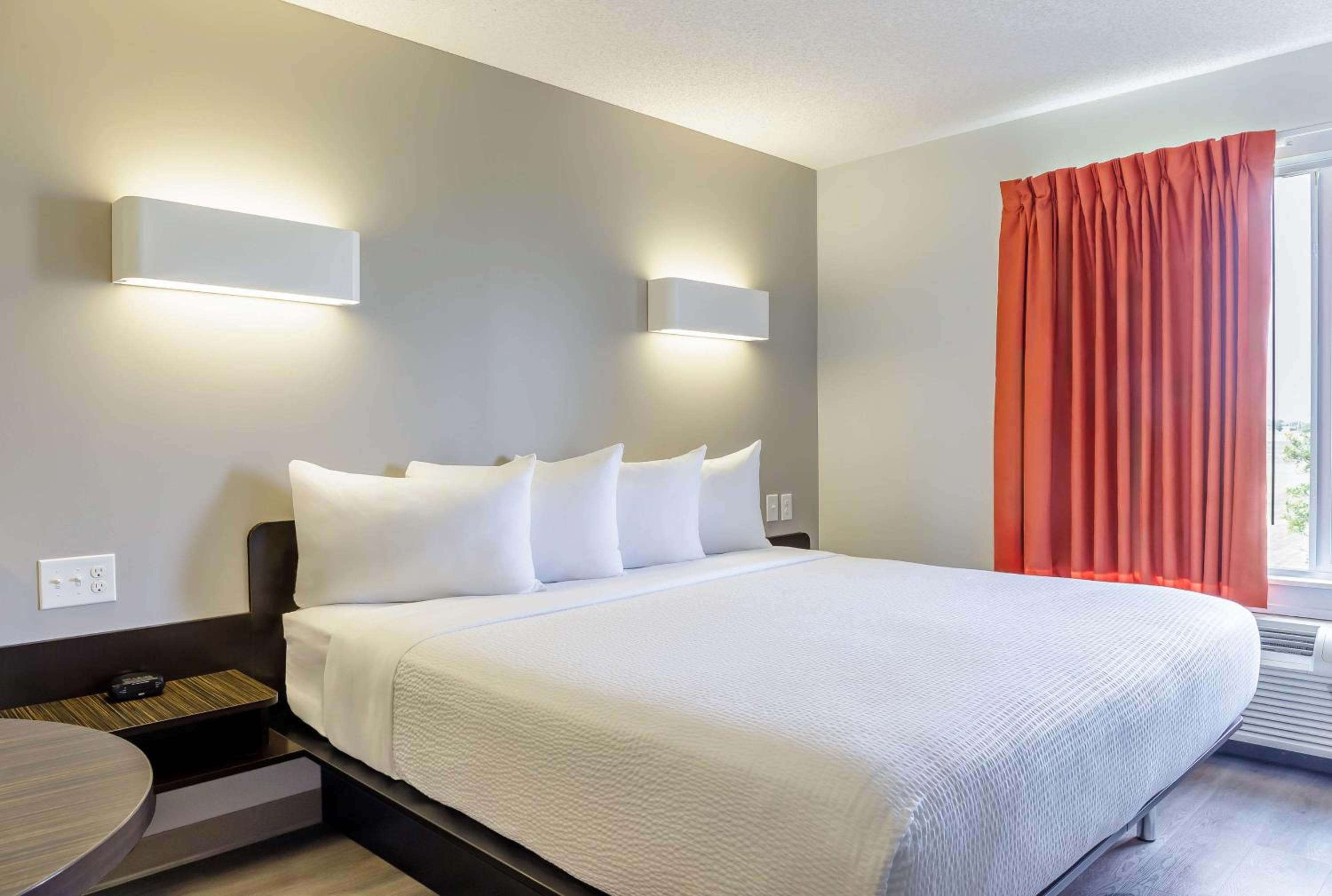 Deluxe King Room - Non-Smoking - Photo 1
