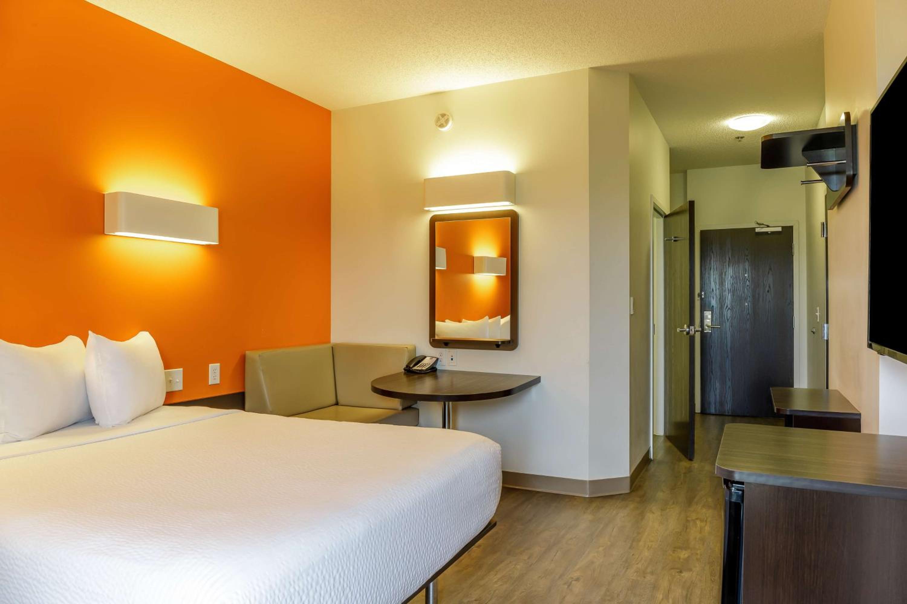 Queen Room - Disability Access - Photo 1